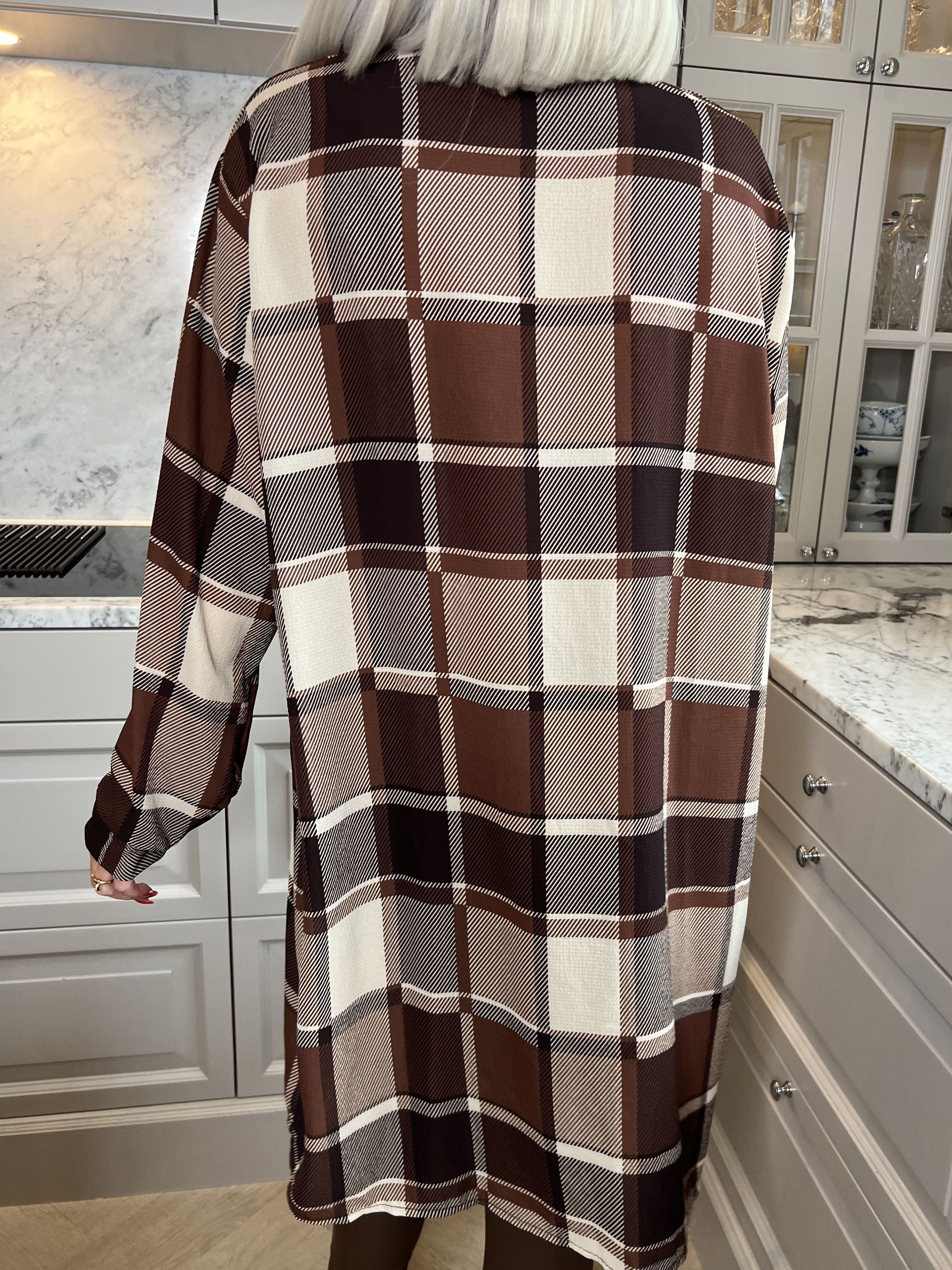 Felippa - Fin plus size skjortekjole i ternet stof