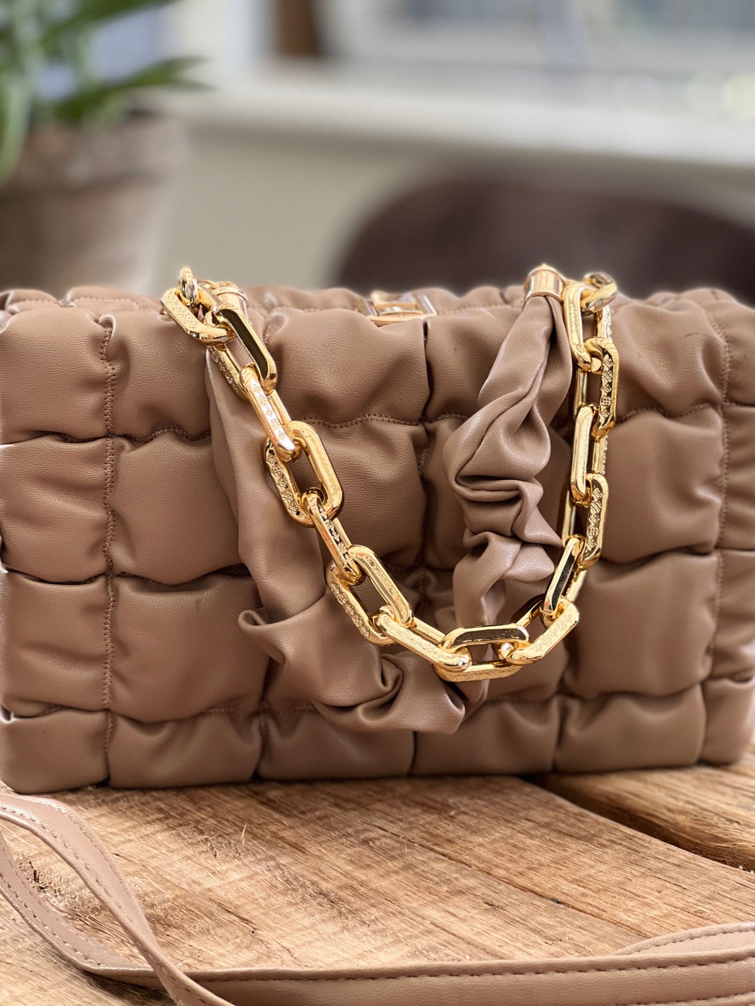 Ashanti - Firkantet taske med guldkæde