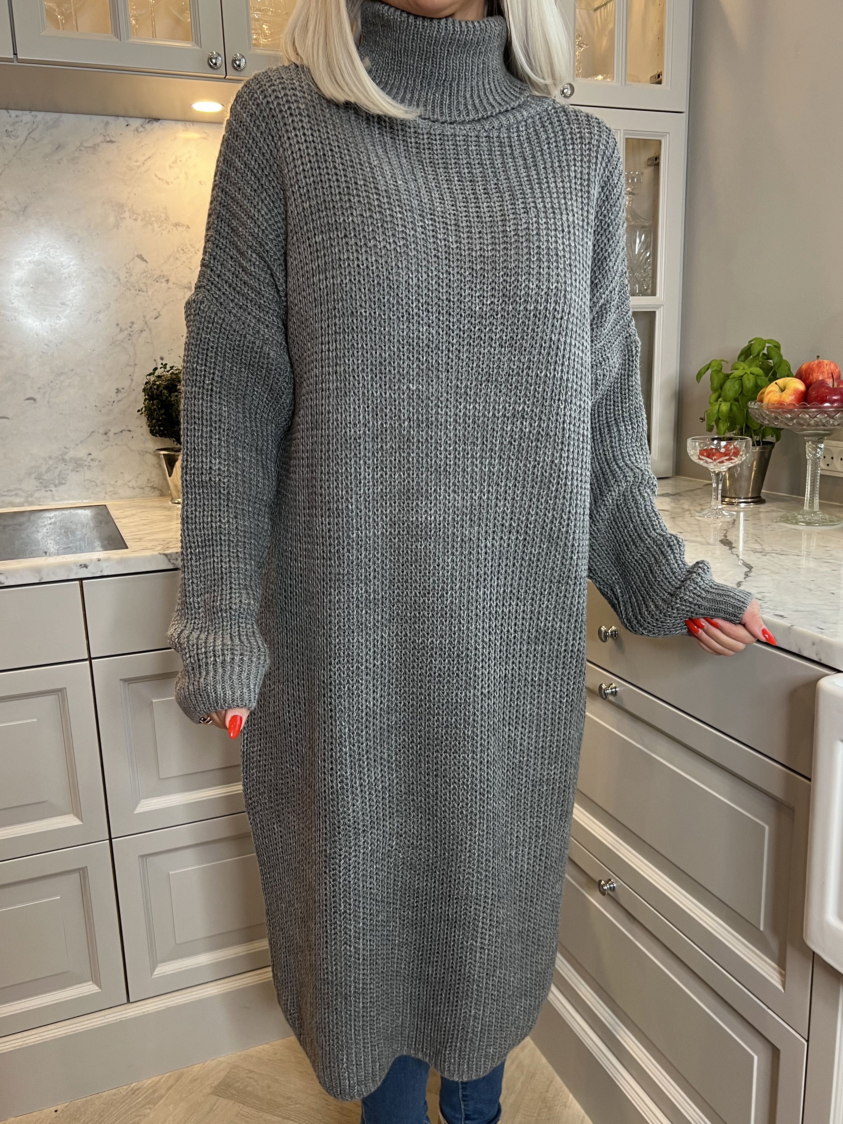 Alice - Dejlig tyk strikkjole med rullekrave