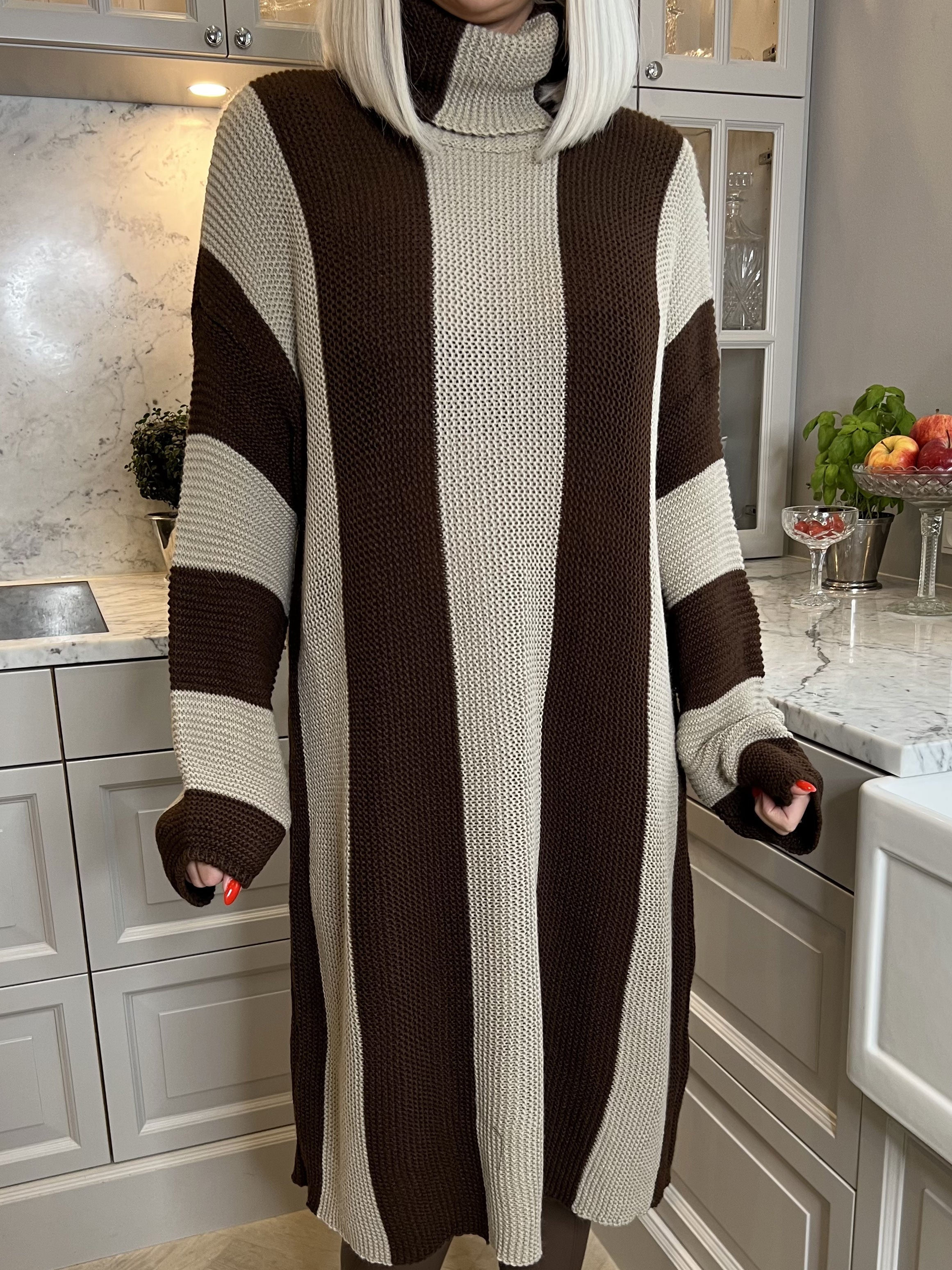 Alitta - Stribet strikkjole med rullekrave