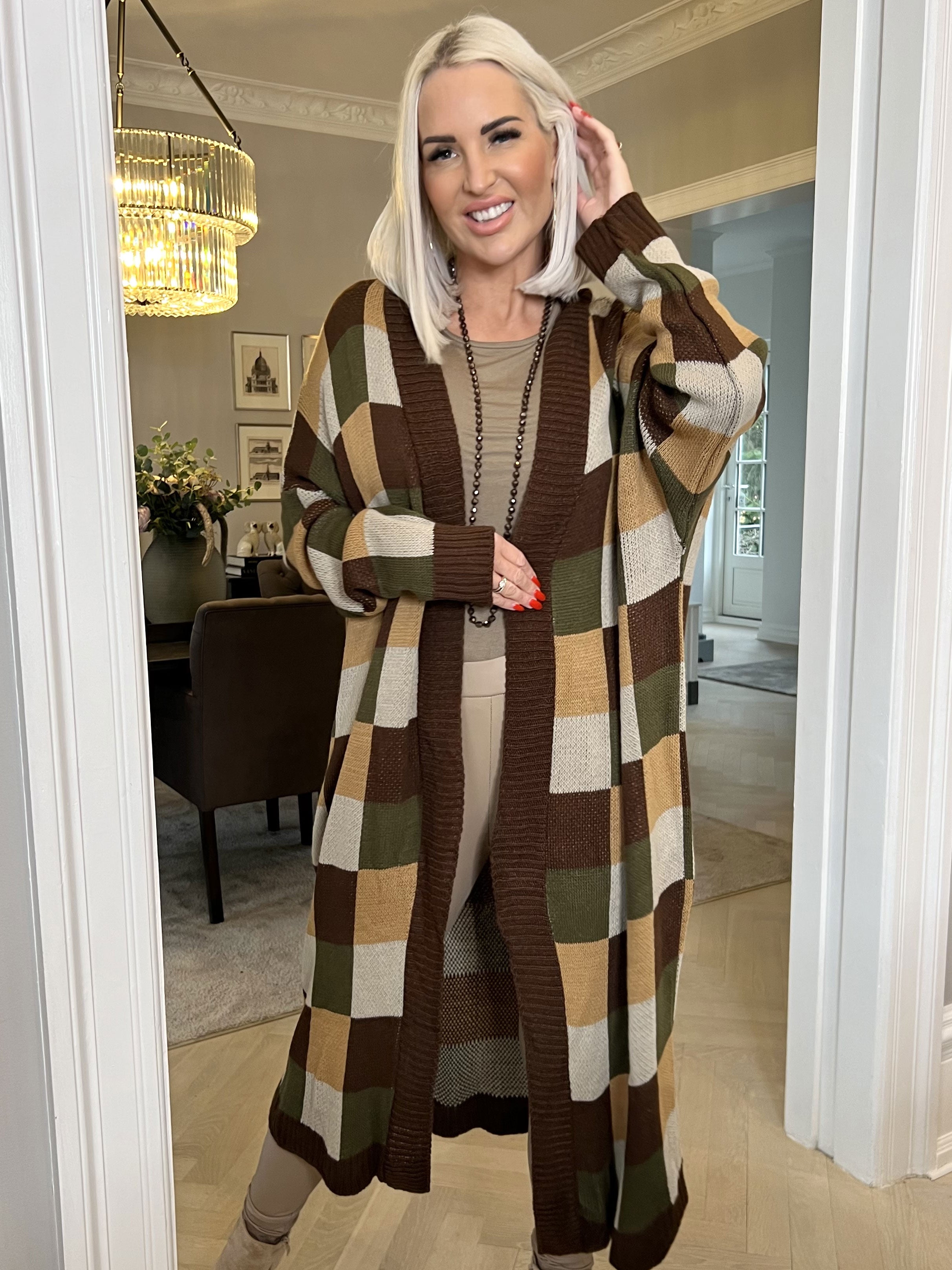 Nanami - Lang strikcardigan i flerfarvet tern