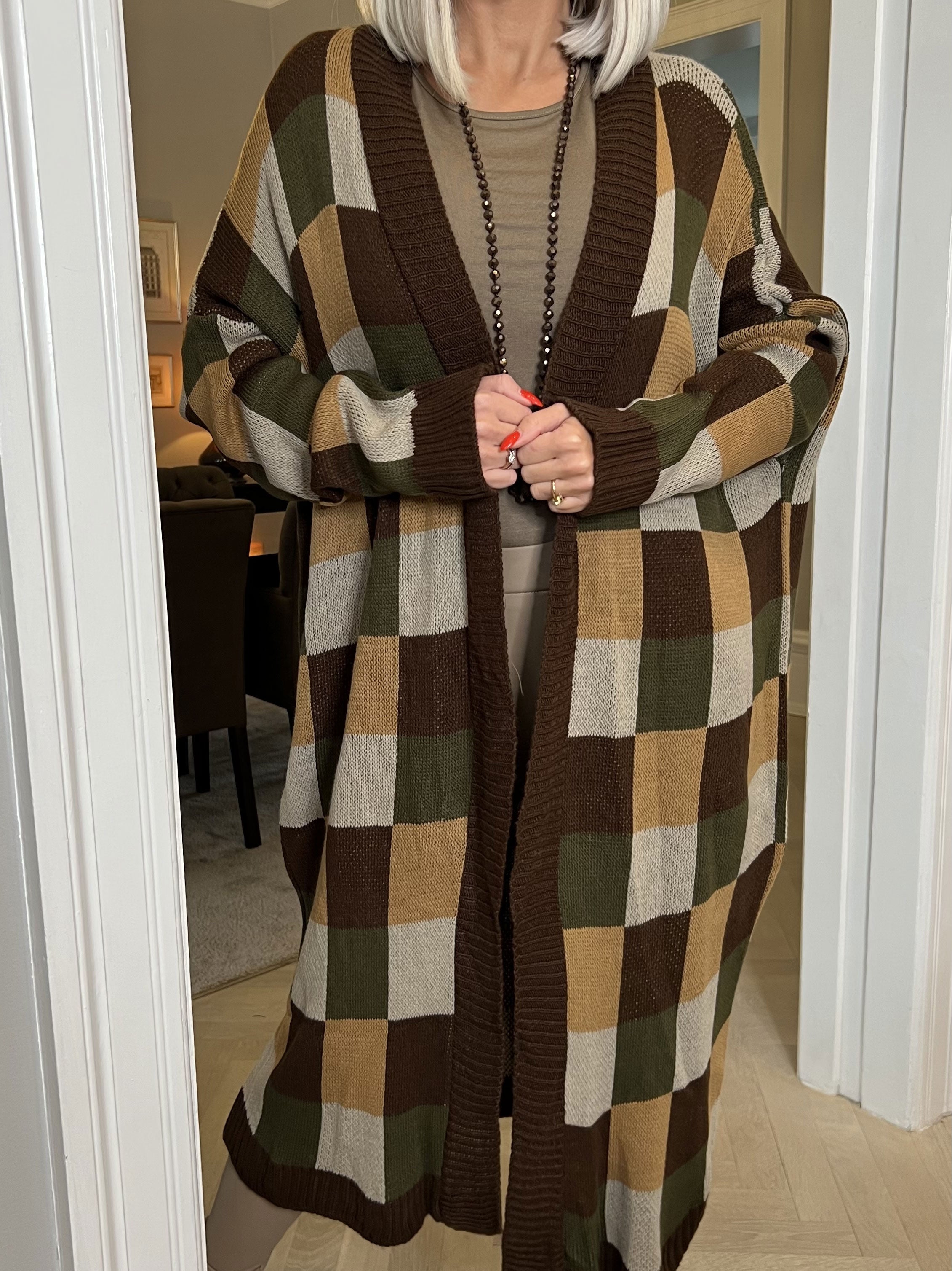 Nanami - Lang strikcardigan i flerfarvet tern