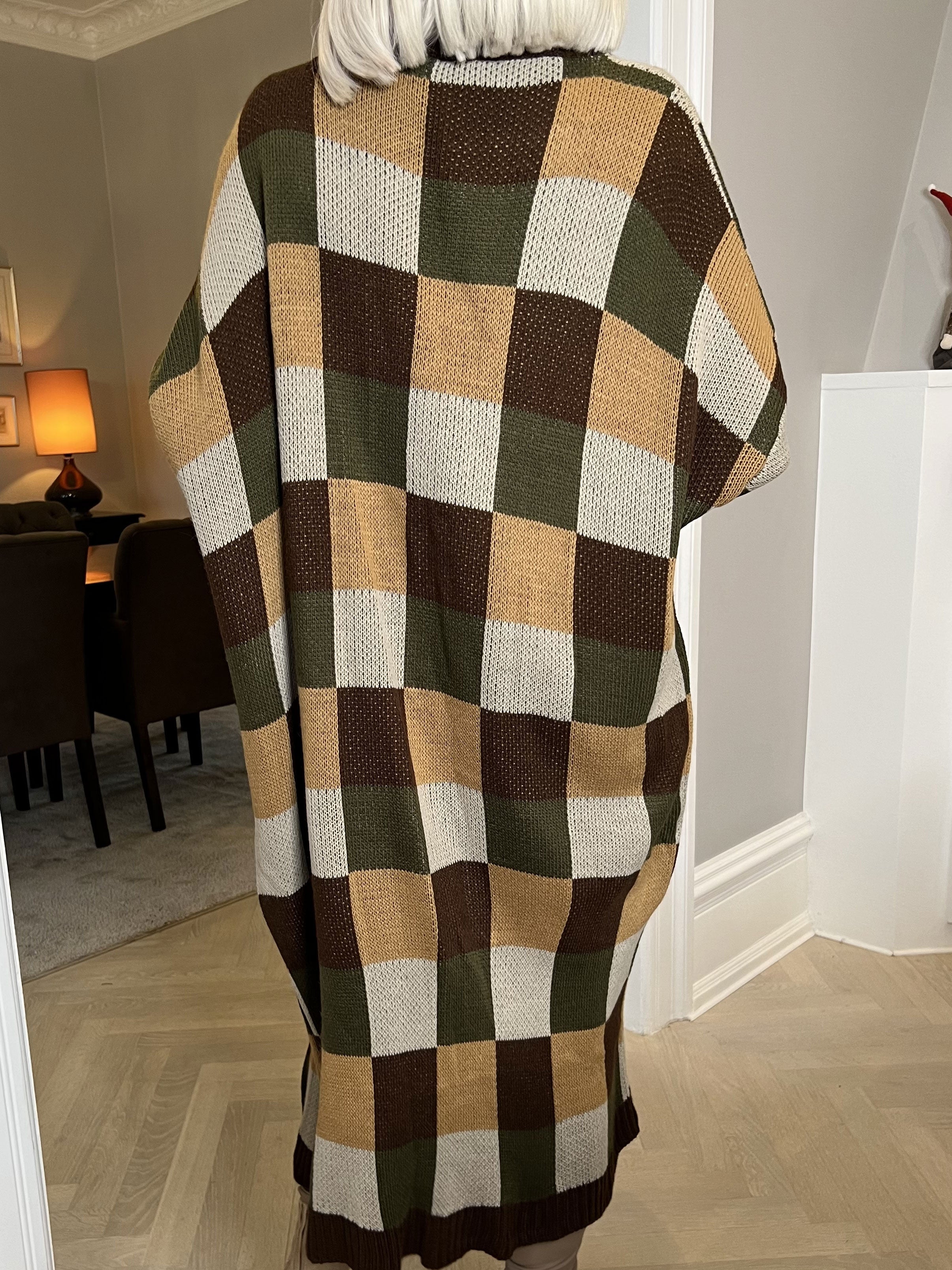 Nanami - Lang strikcardigan i flerfarvet tern