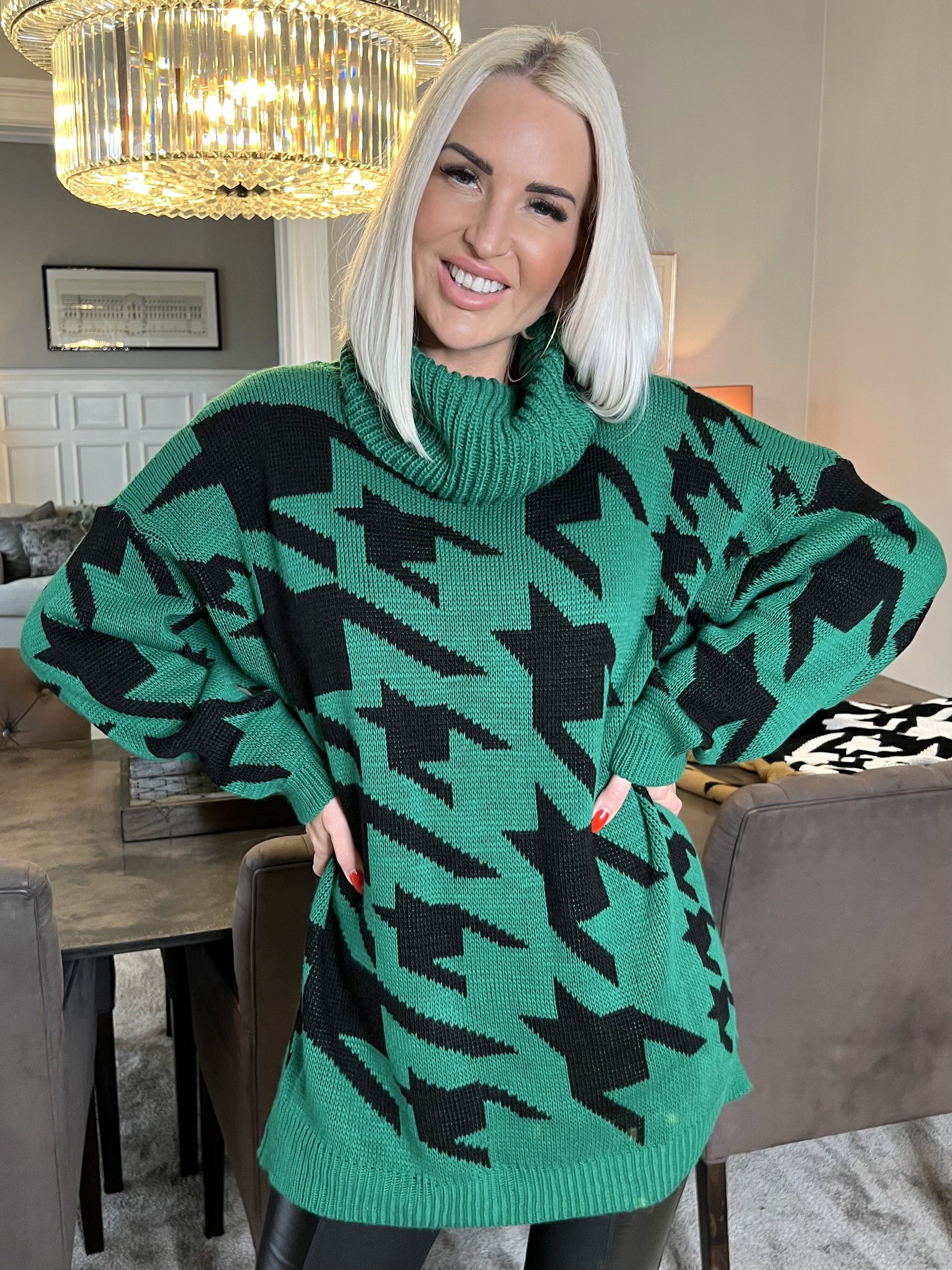 Isla - Plus size strik med hanefjedstern og rullekrave