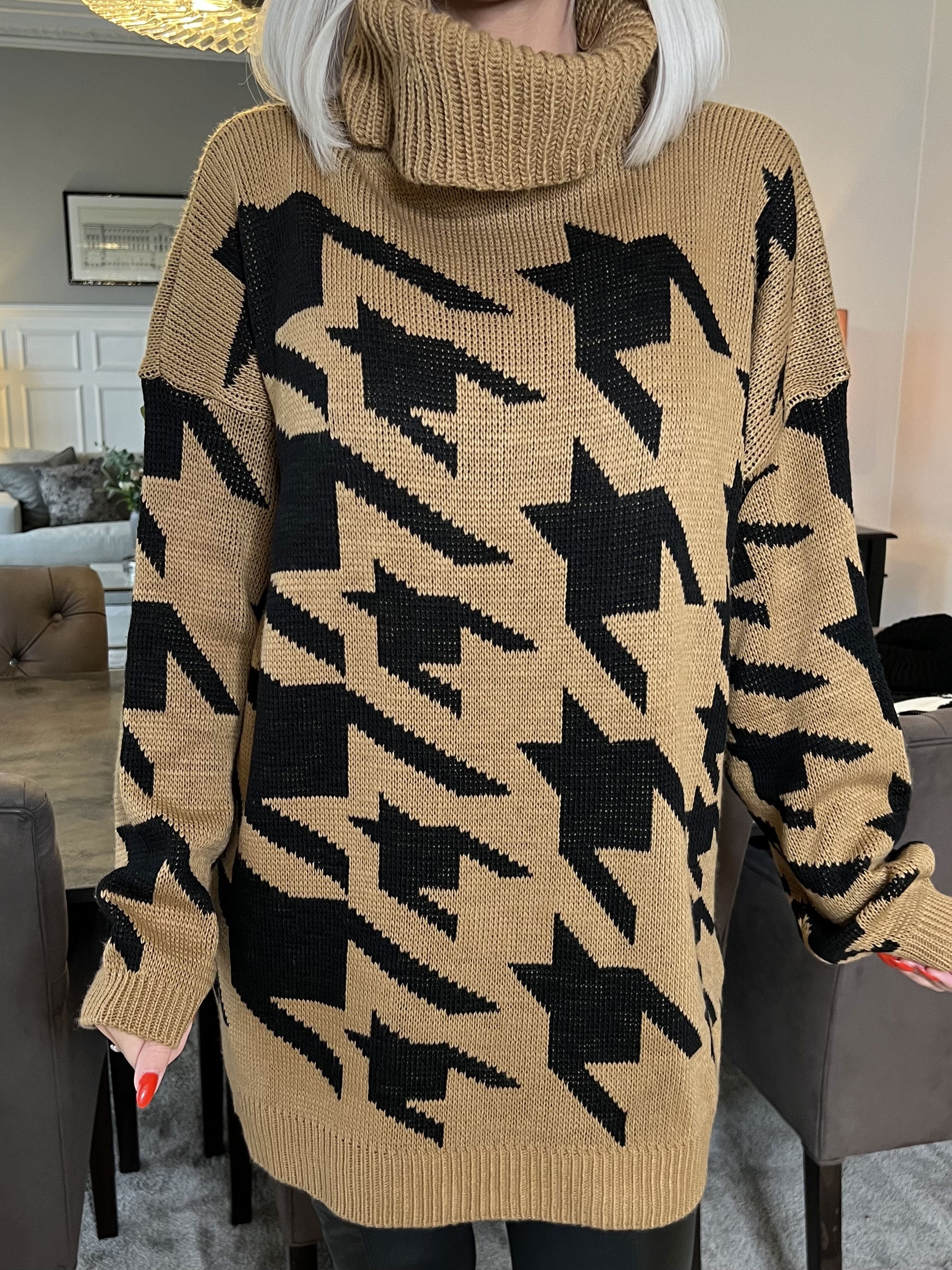 Isla - Plus size strik med hanefjedstern og rullekrave