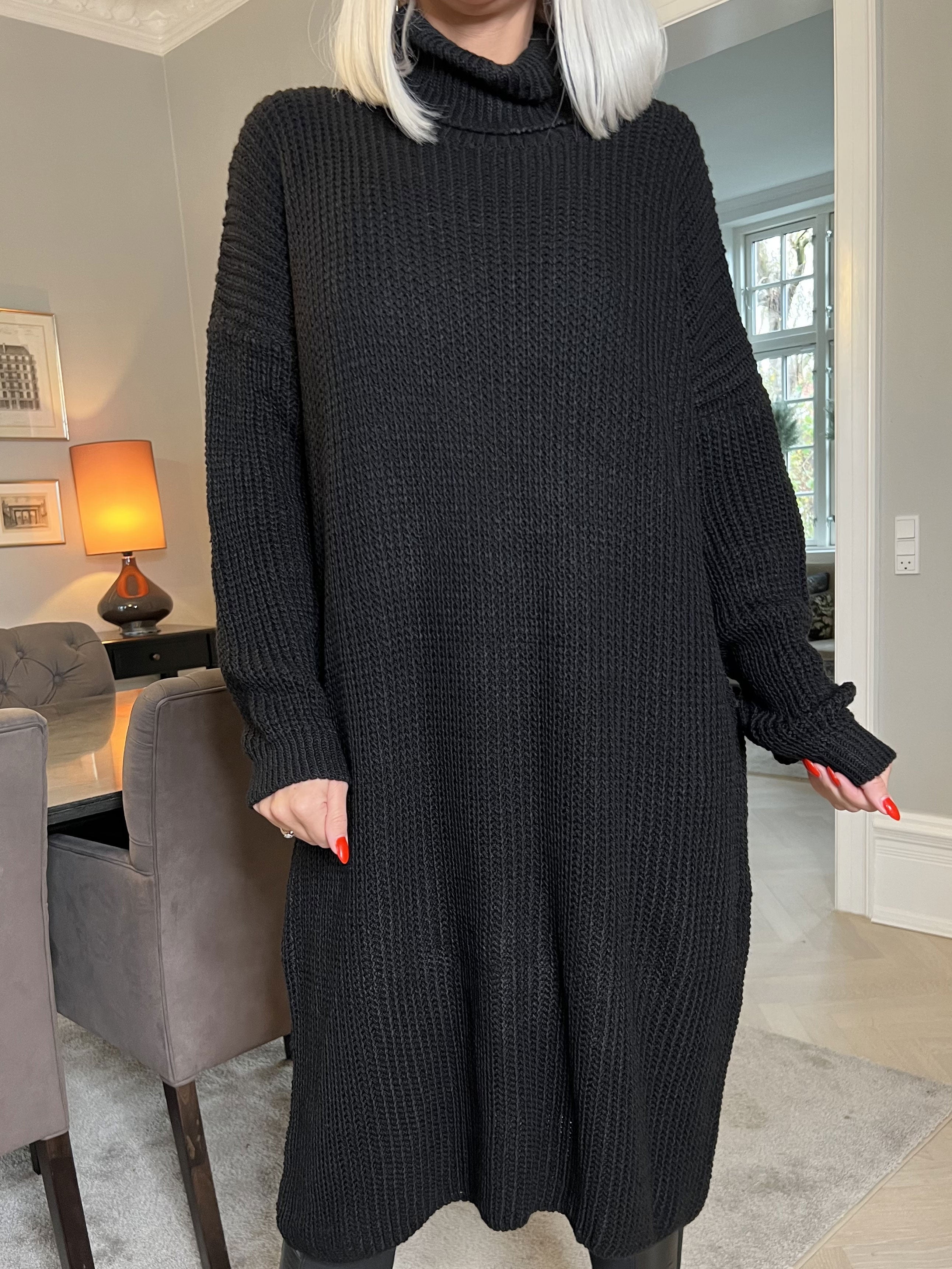 Alice - Dejlig tyk strikkjole med rullekrave