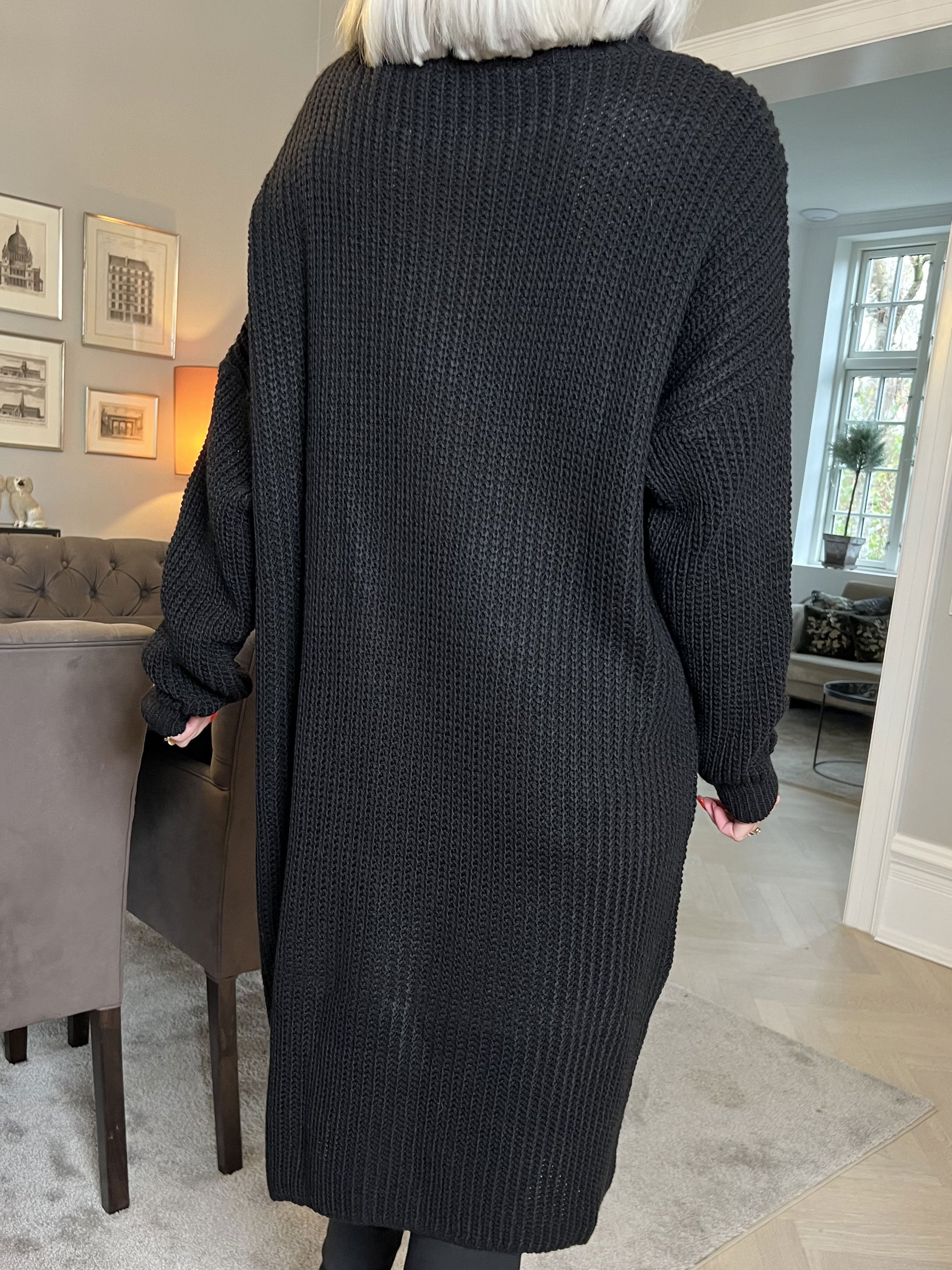 Alice - Dejlig tyk strikkjole med rullekrave