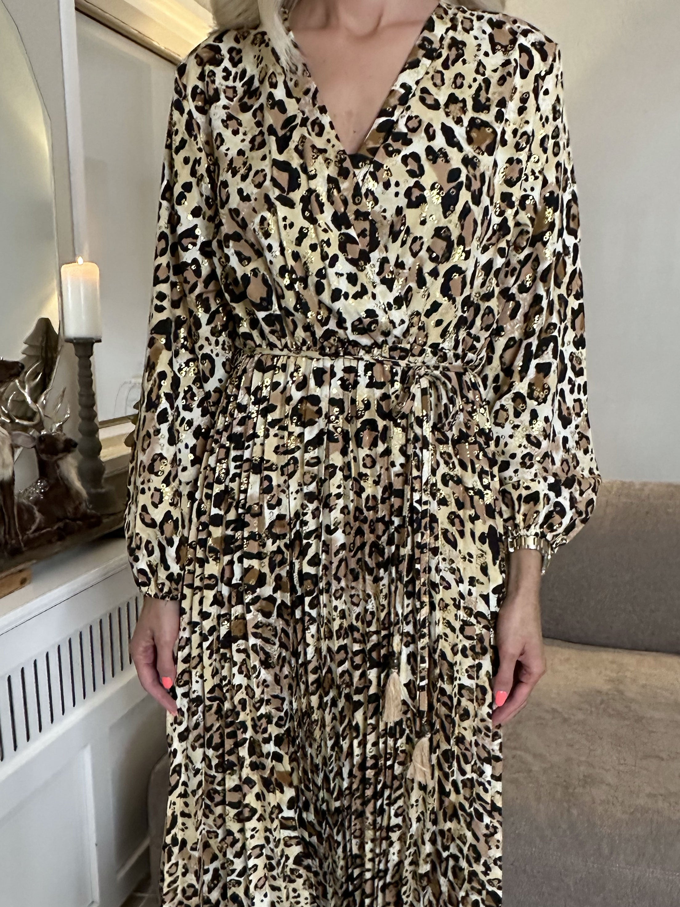 Anne - Lang smuk leopardkjole med plisseringer