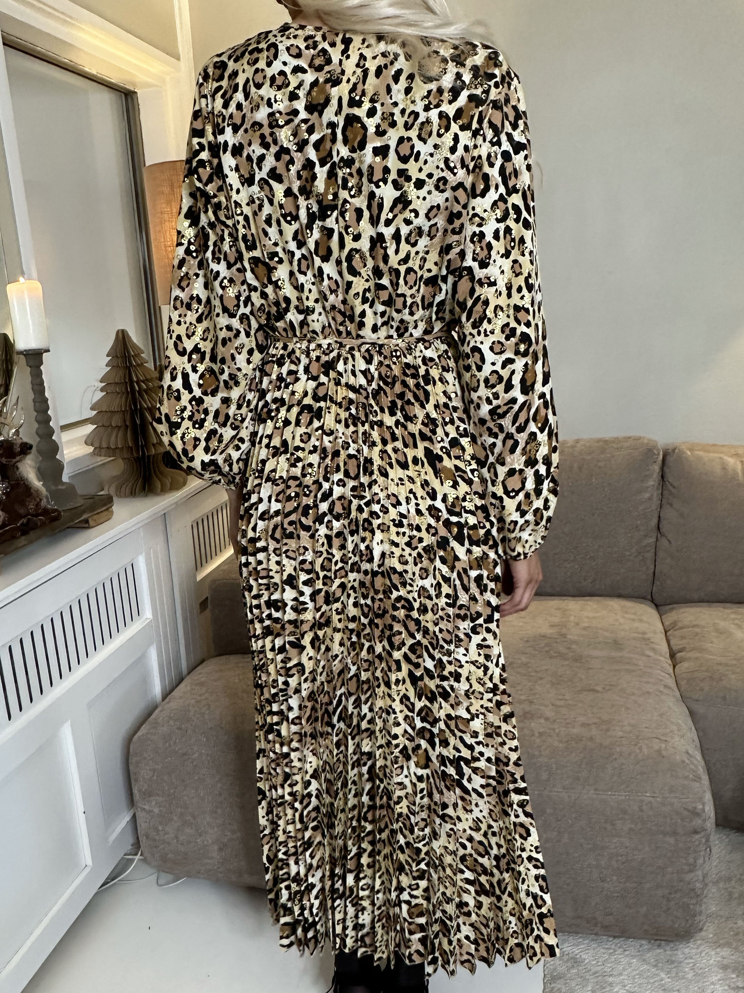 Anne - Lang smuk leopardkjole med plisseringer