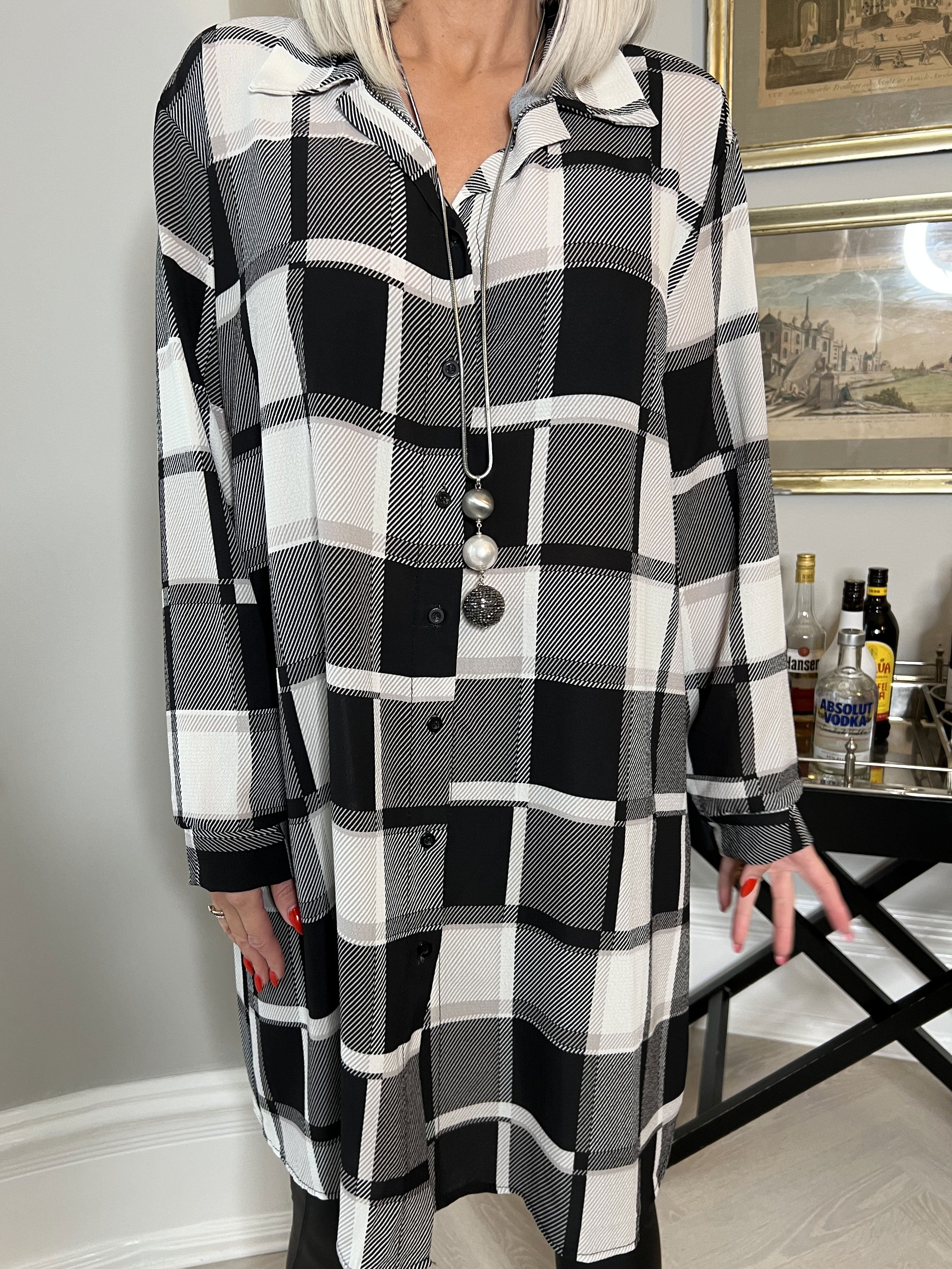 Felippa - Fin plus size skjortekjole i ternet stof