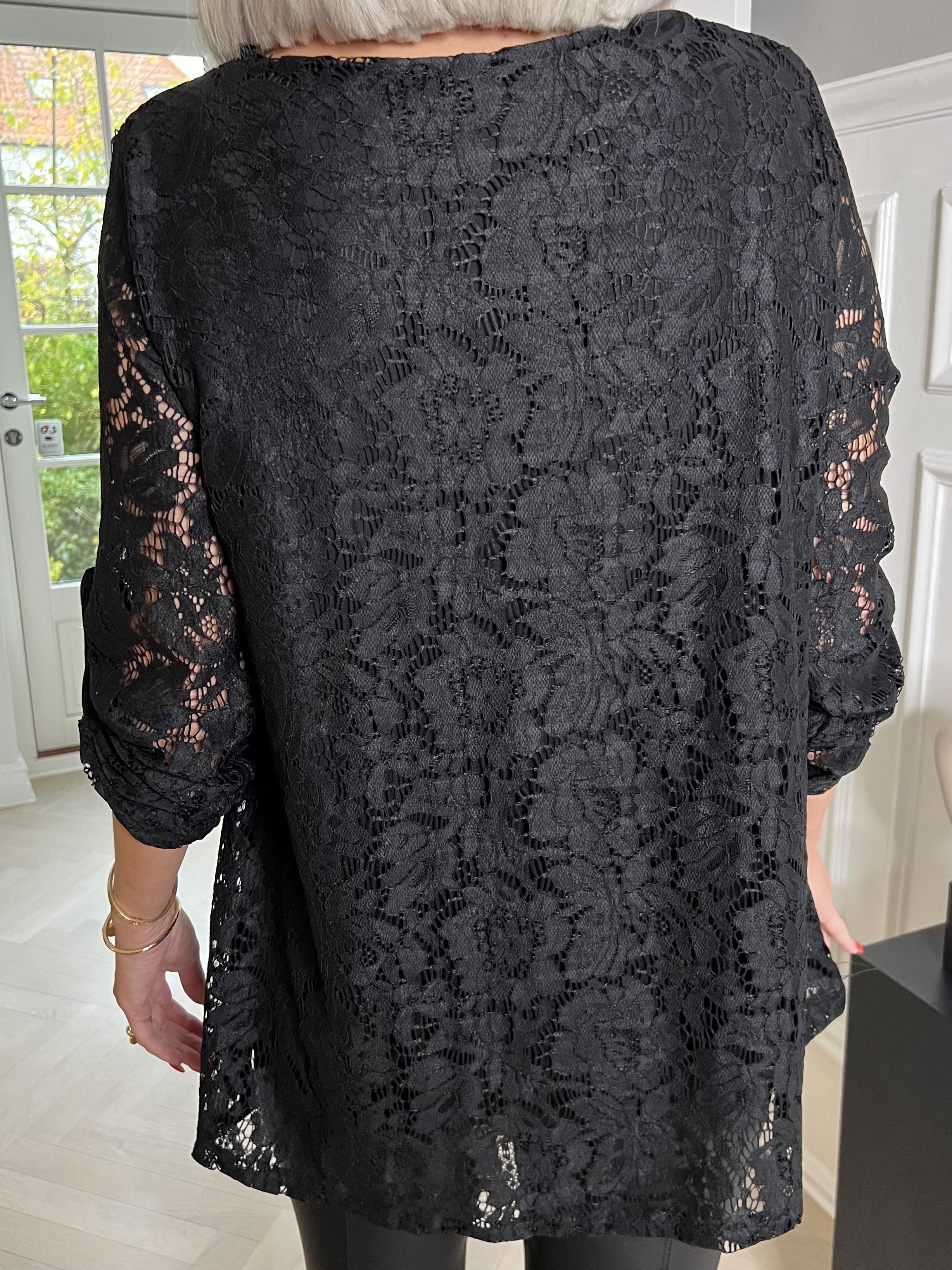 Nadira - Sød tunika i blondestof