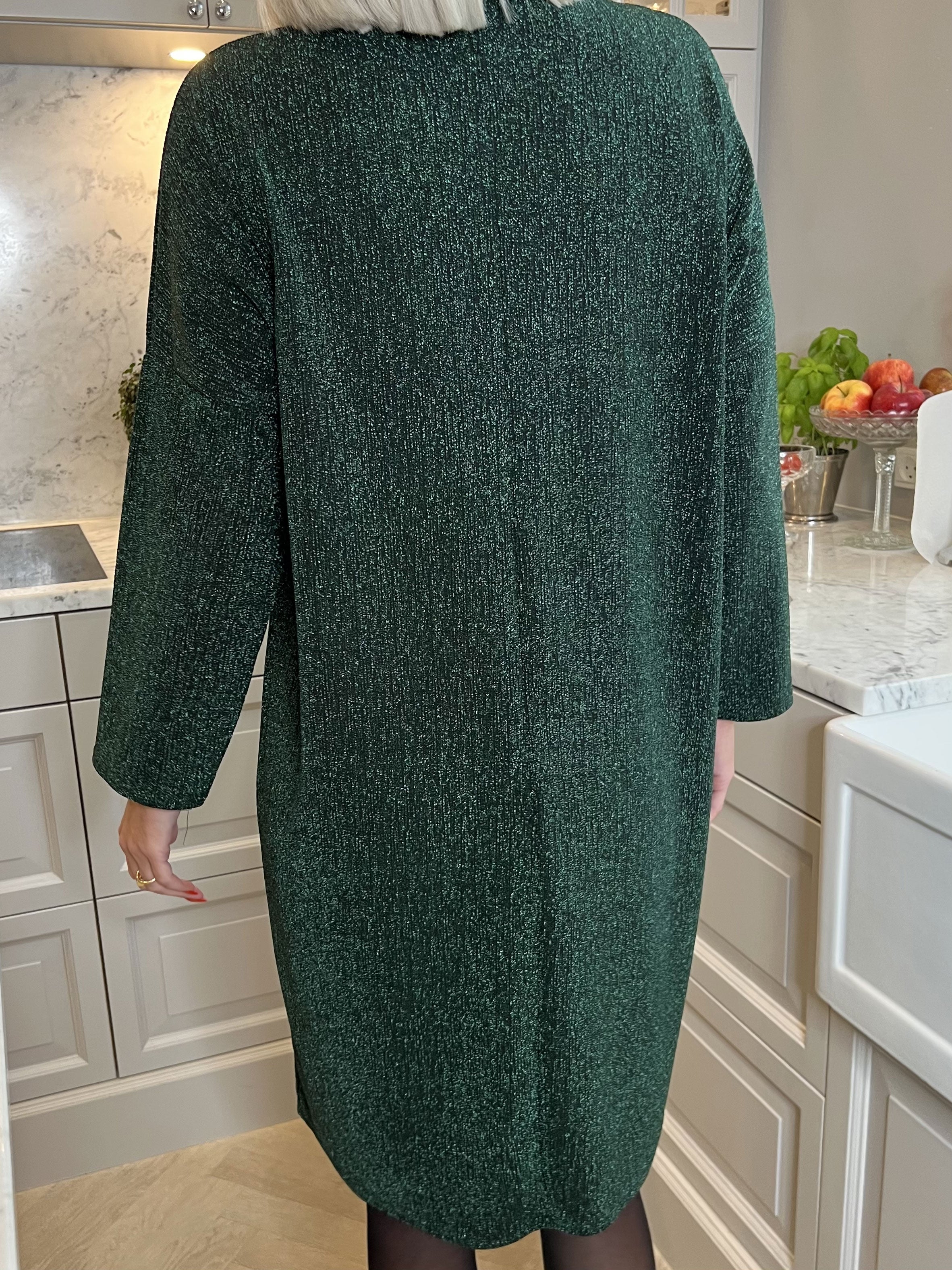 Audine - Simpel plus size glimmerkjole i elastisk stof