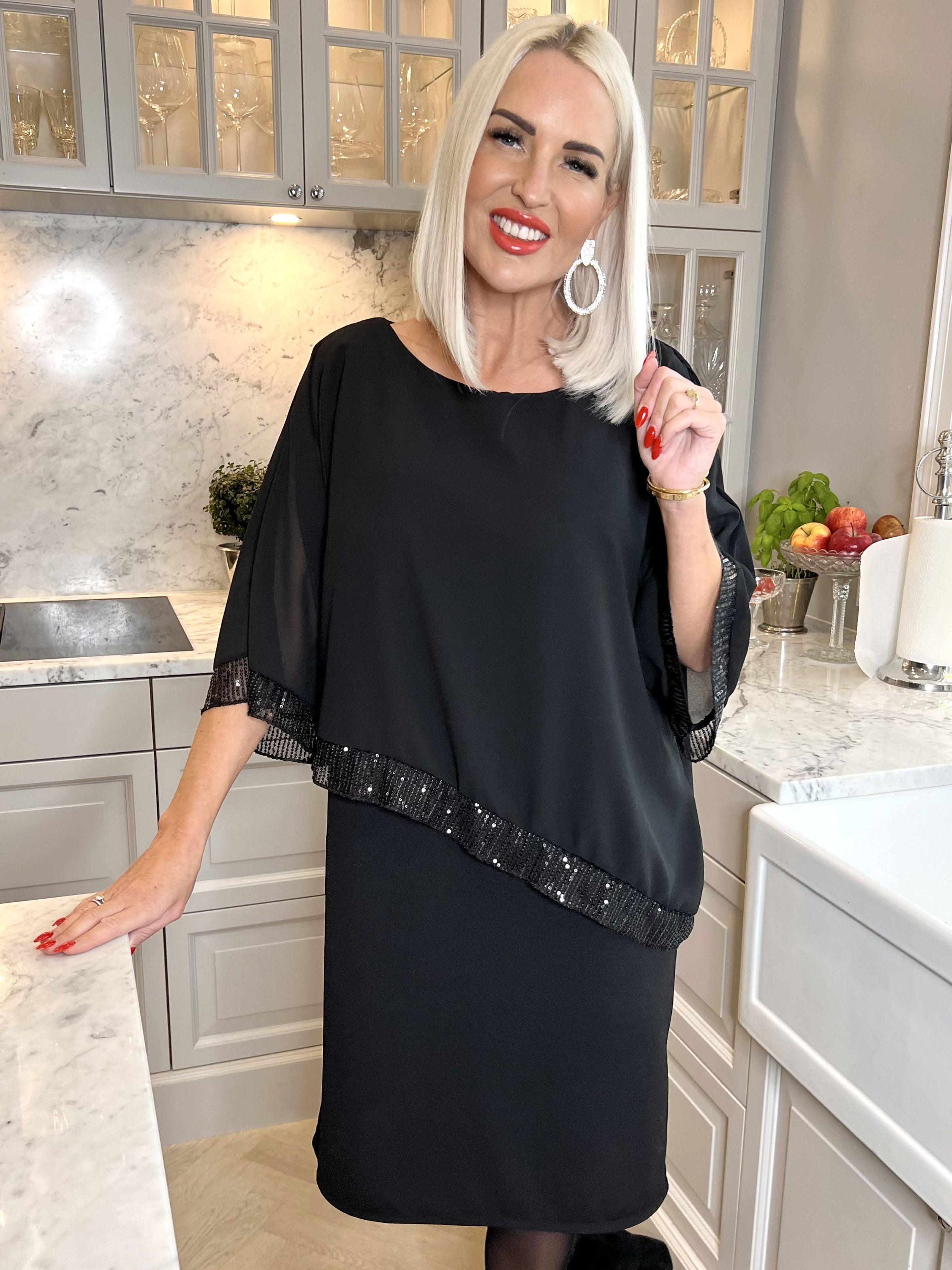 Amna - Elegant kjole med pailletkant