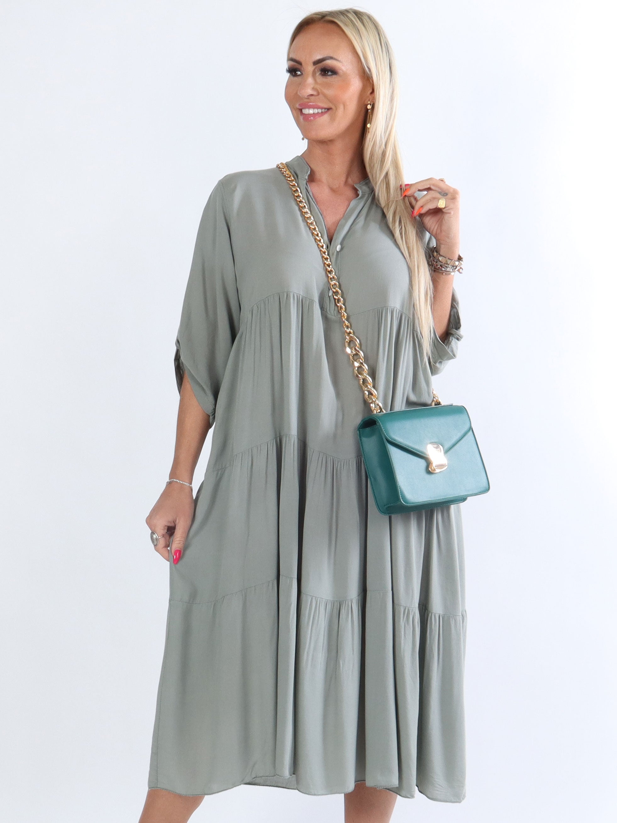 Jenna - Simpel lag på lag kjole med knapper ved brystet