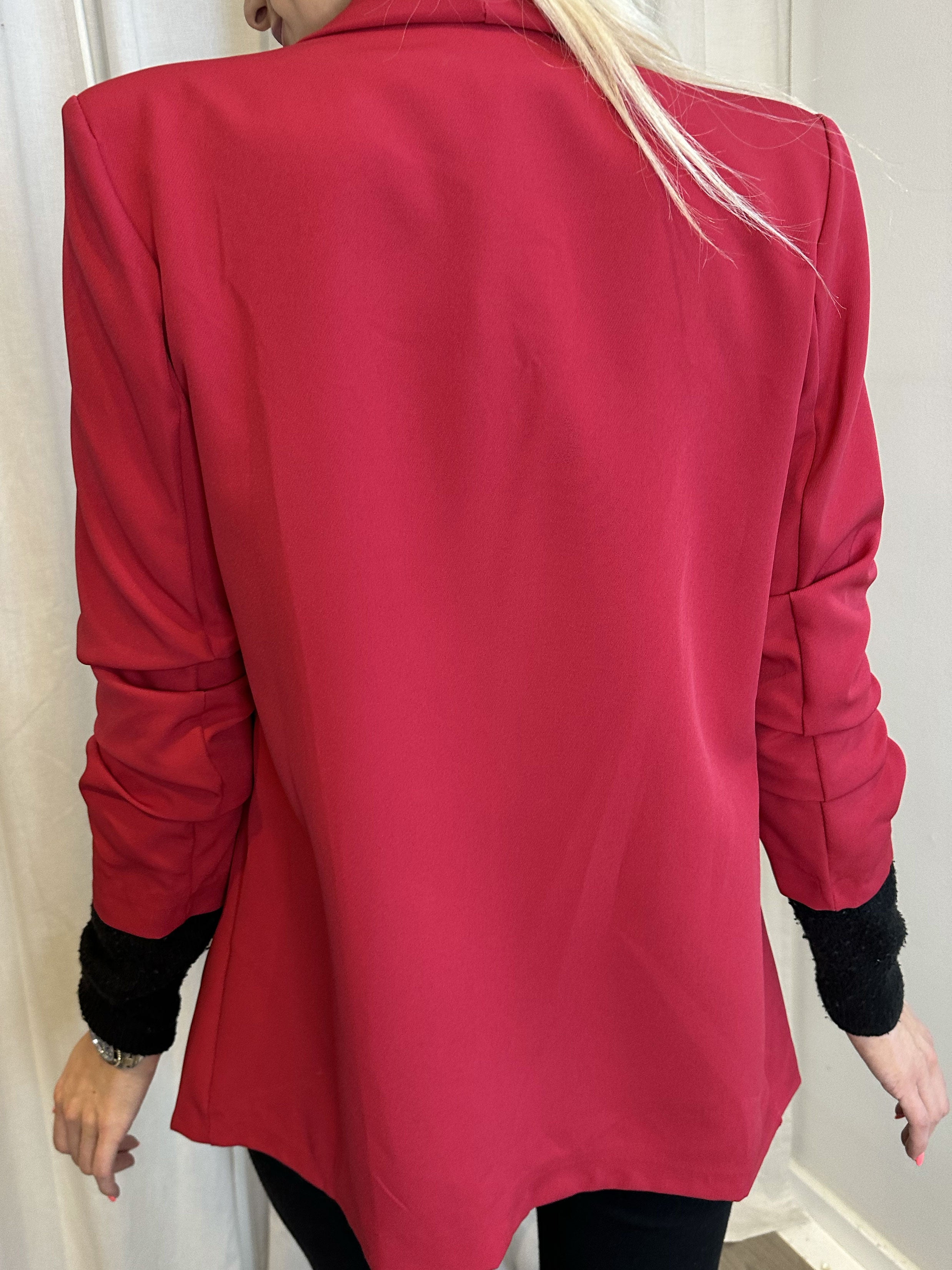 Mila - Stilren blazer med rynk på ærmet