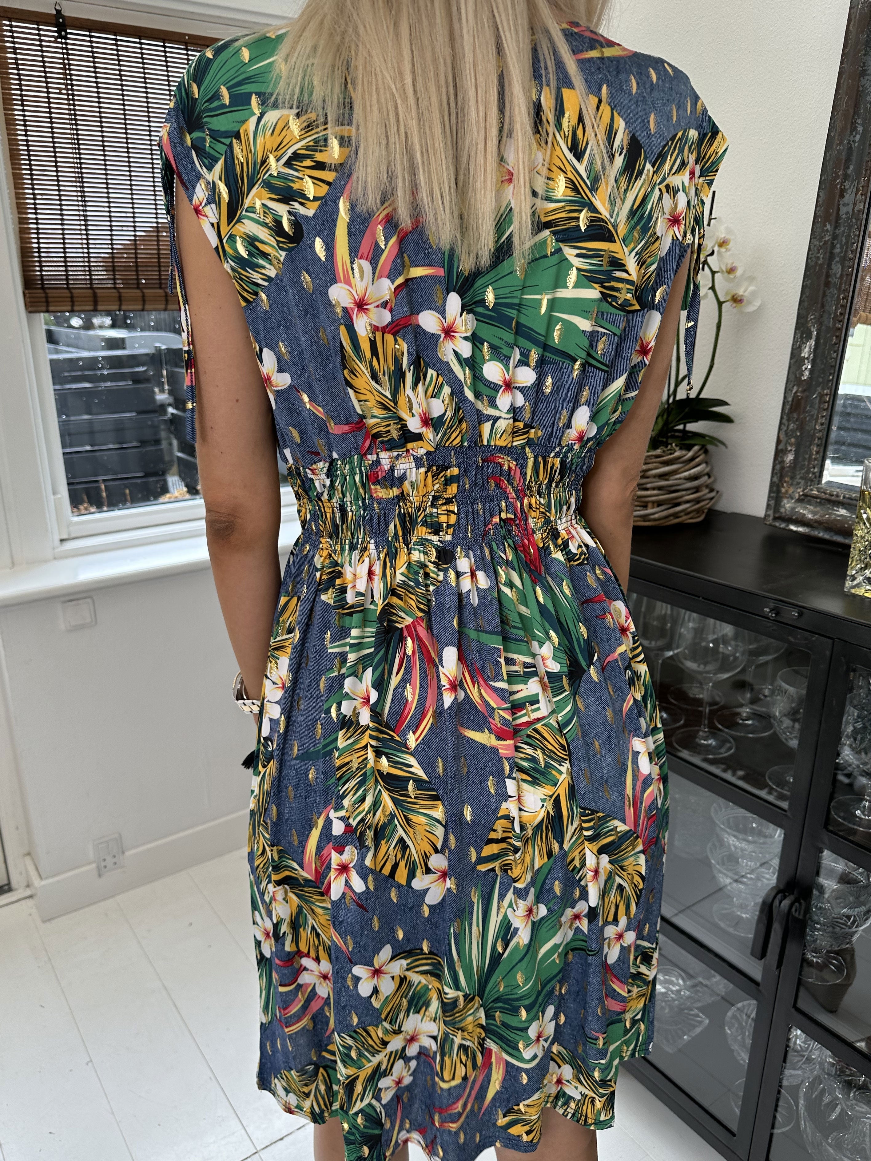 Pams Hawaii Short - Kort elastisk kjole i krølfrit stof