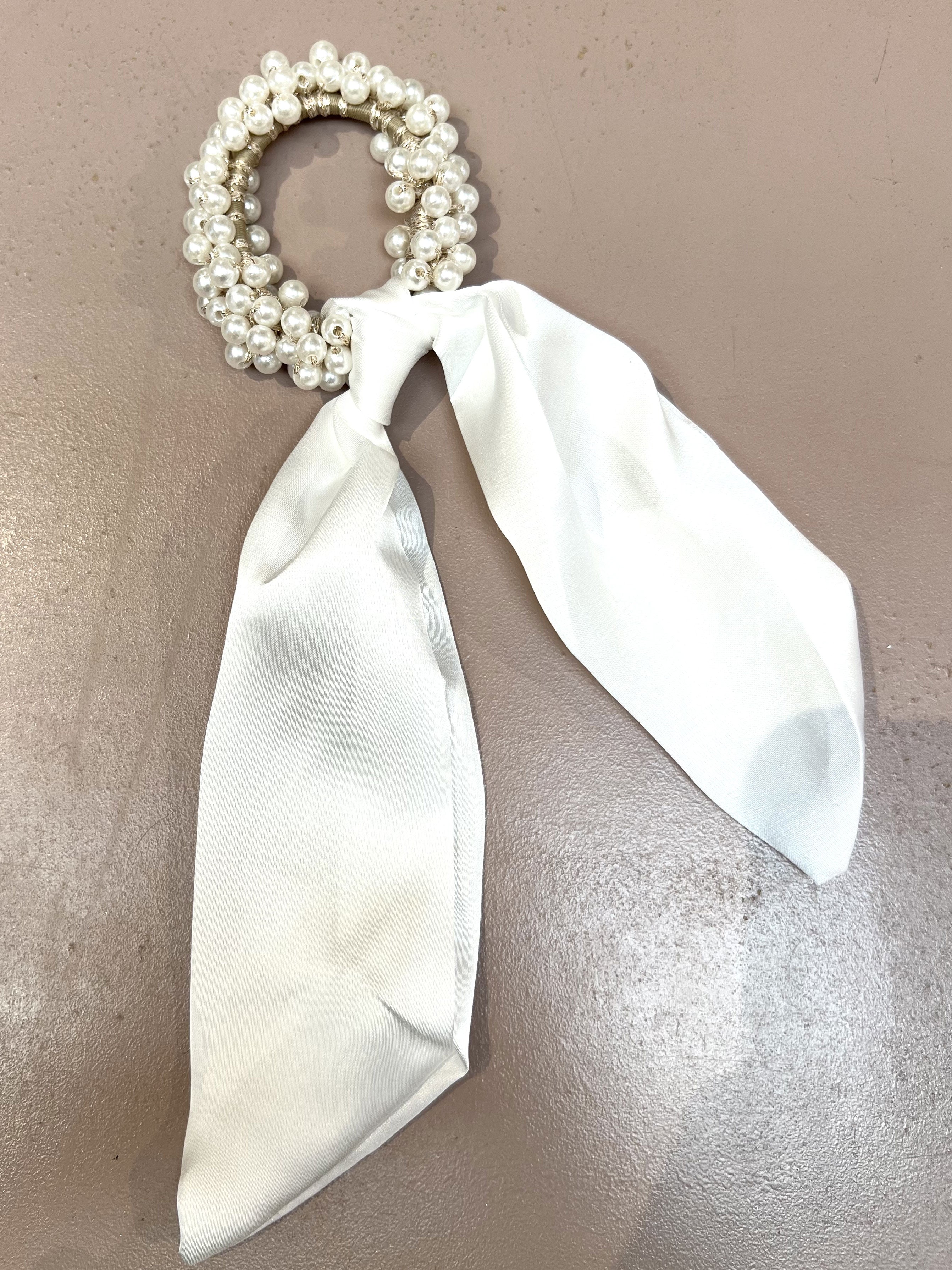 Paris - Sød elastik med hvide perler og lille bånd