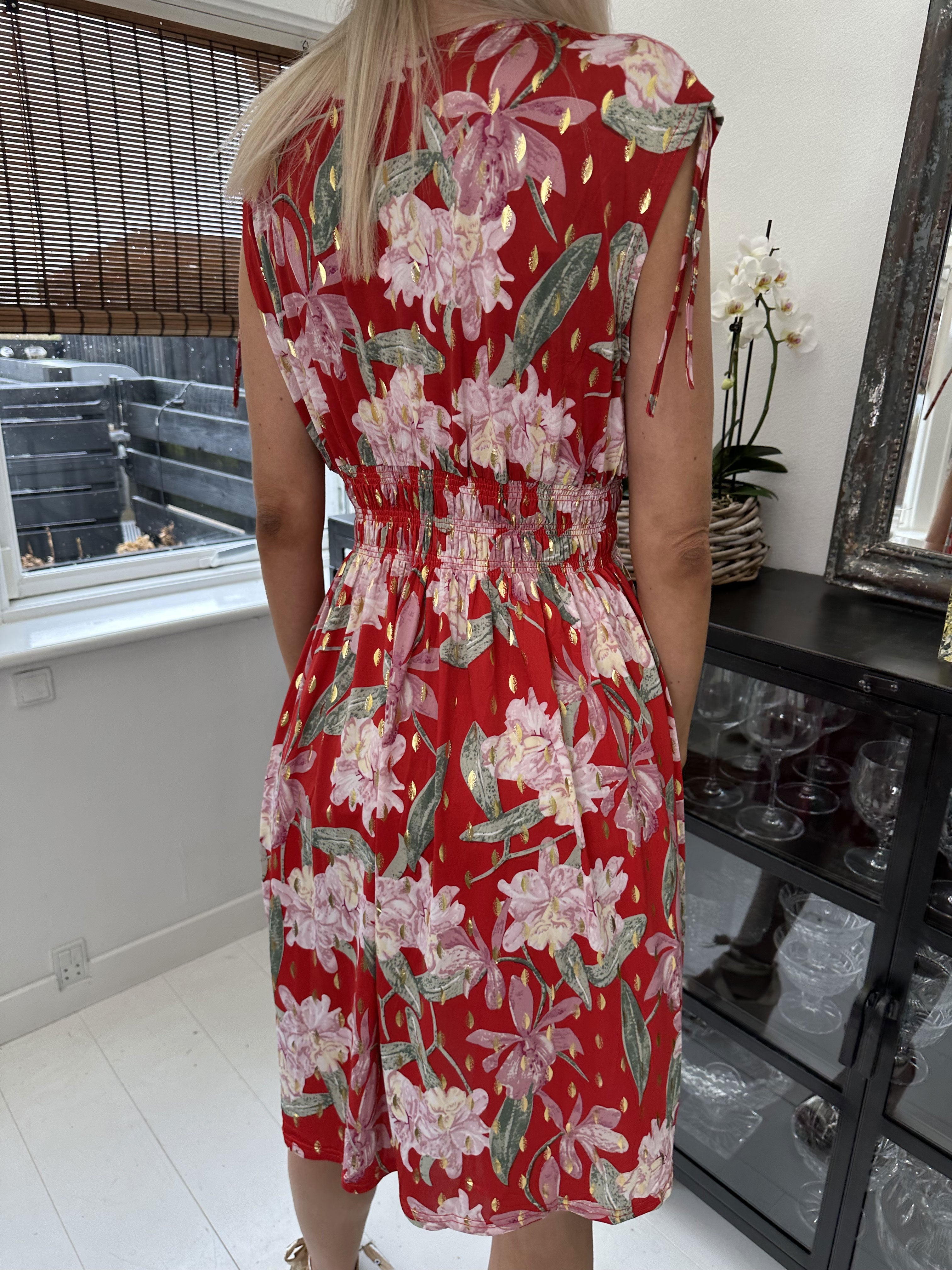 Pams Flower Short - Kort elastisk kjole i krølfrit stof