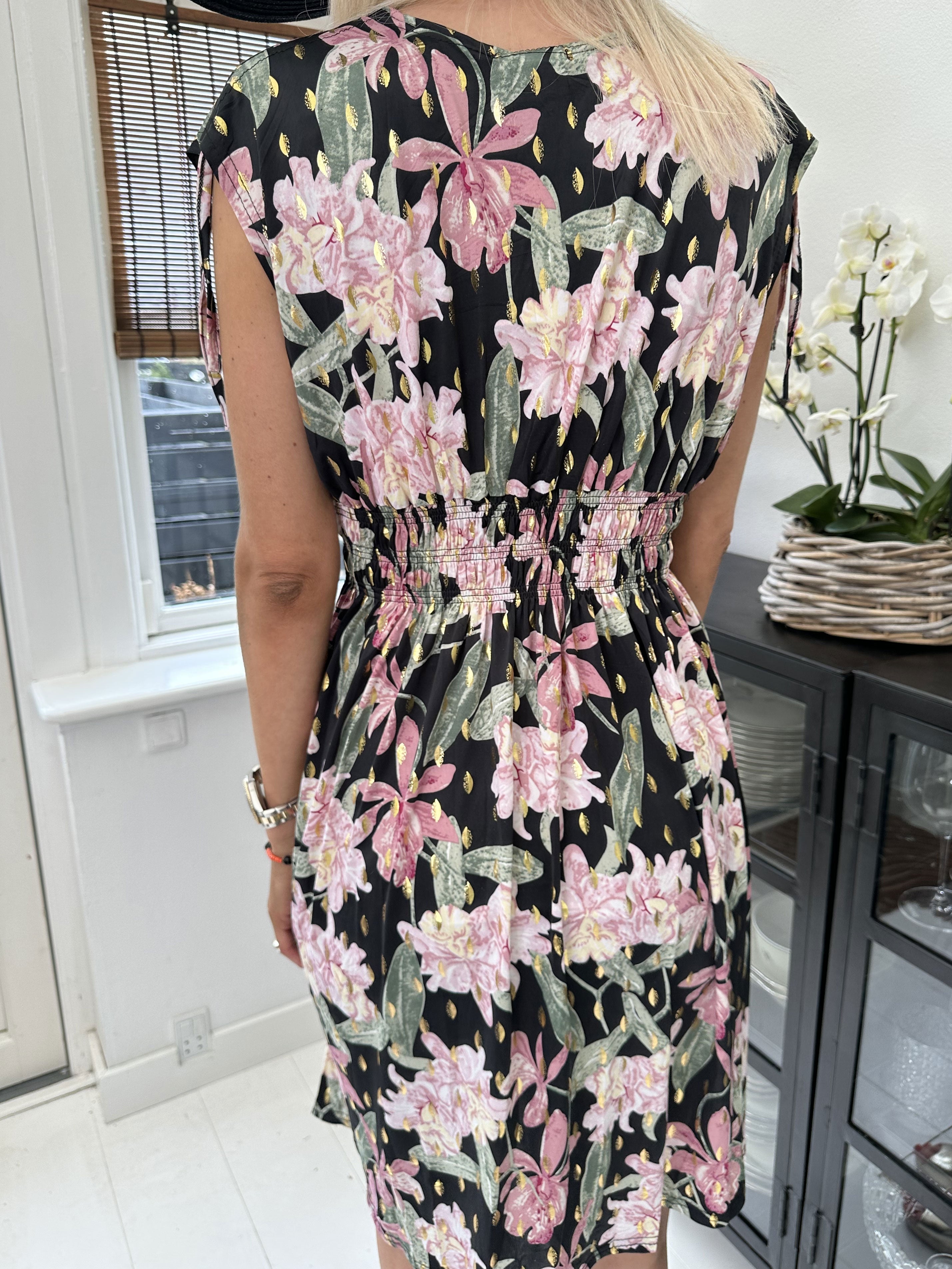 Pams Flower Short - Kort elastisk kjole i krølfrit stof