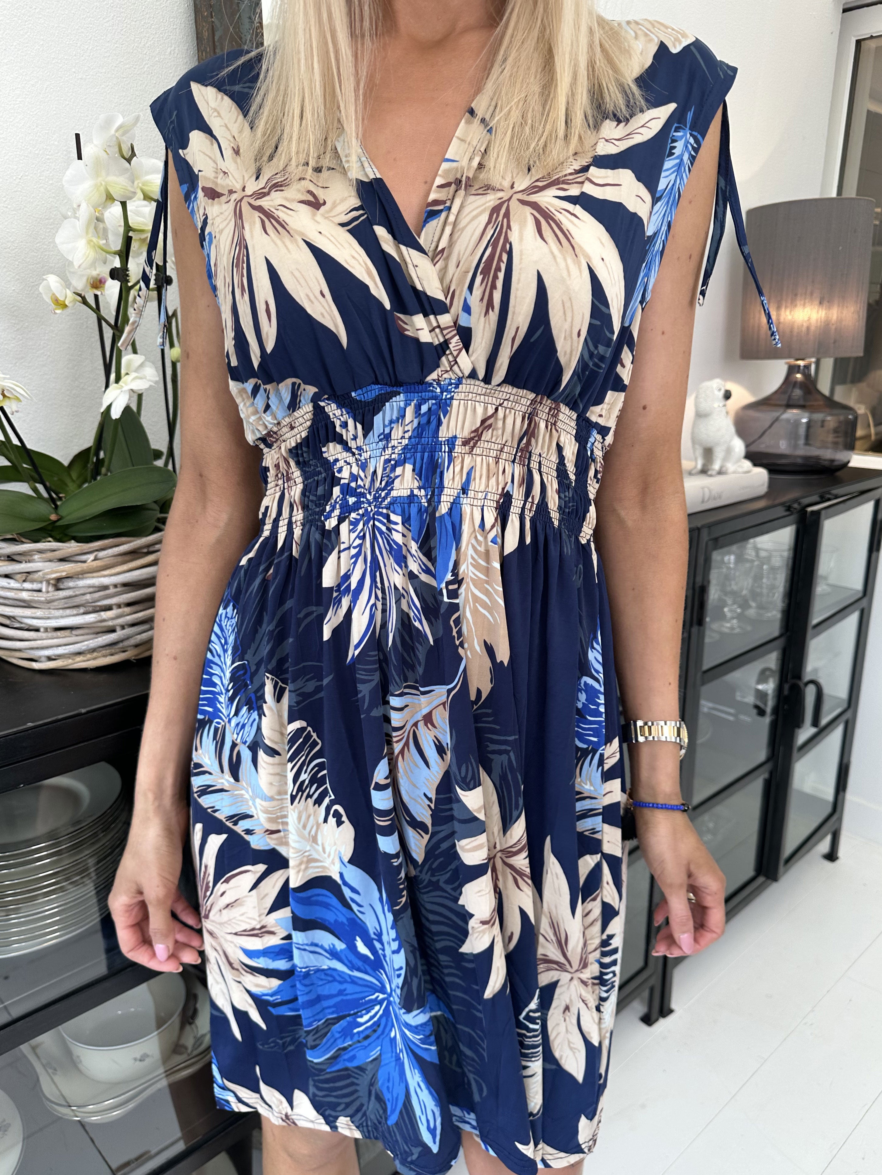 Pams Tropical Short - Kort elastisk kjole i krølfrit stof