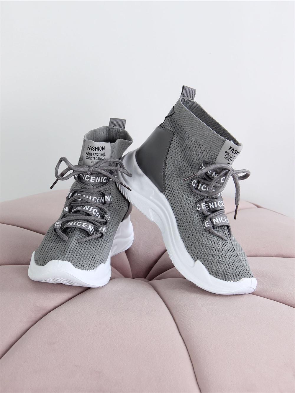 Raissa - Sort sokkesneaker med hvid sål og detaljer ved snørrebånd