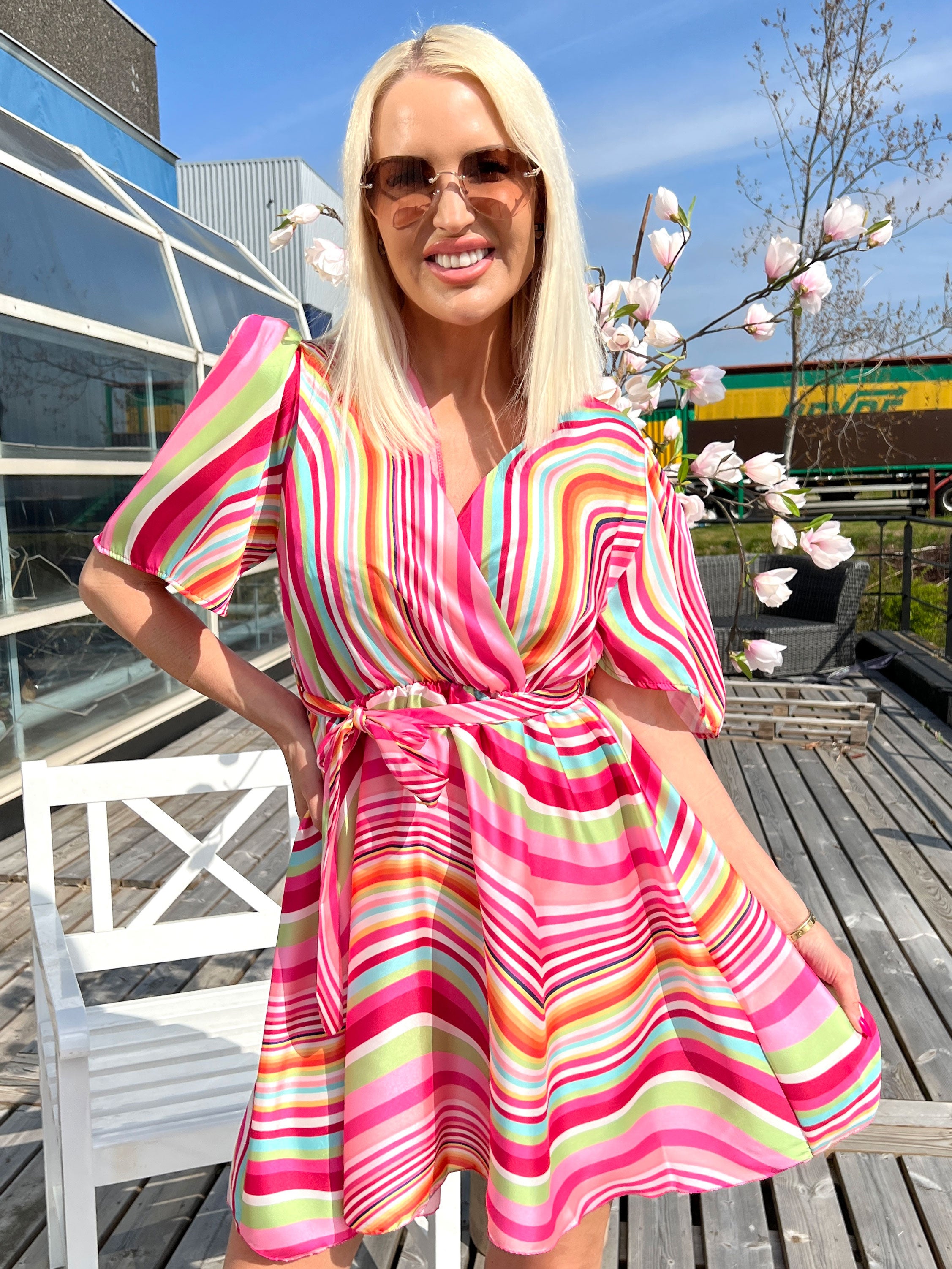 Alix - Stribet kjole i flerfarvet nuancer