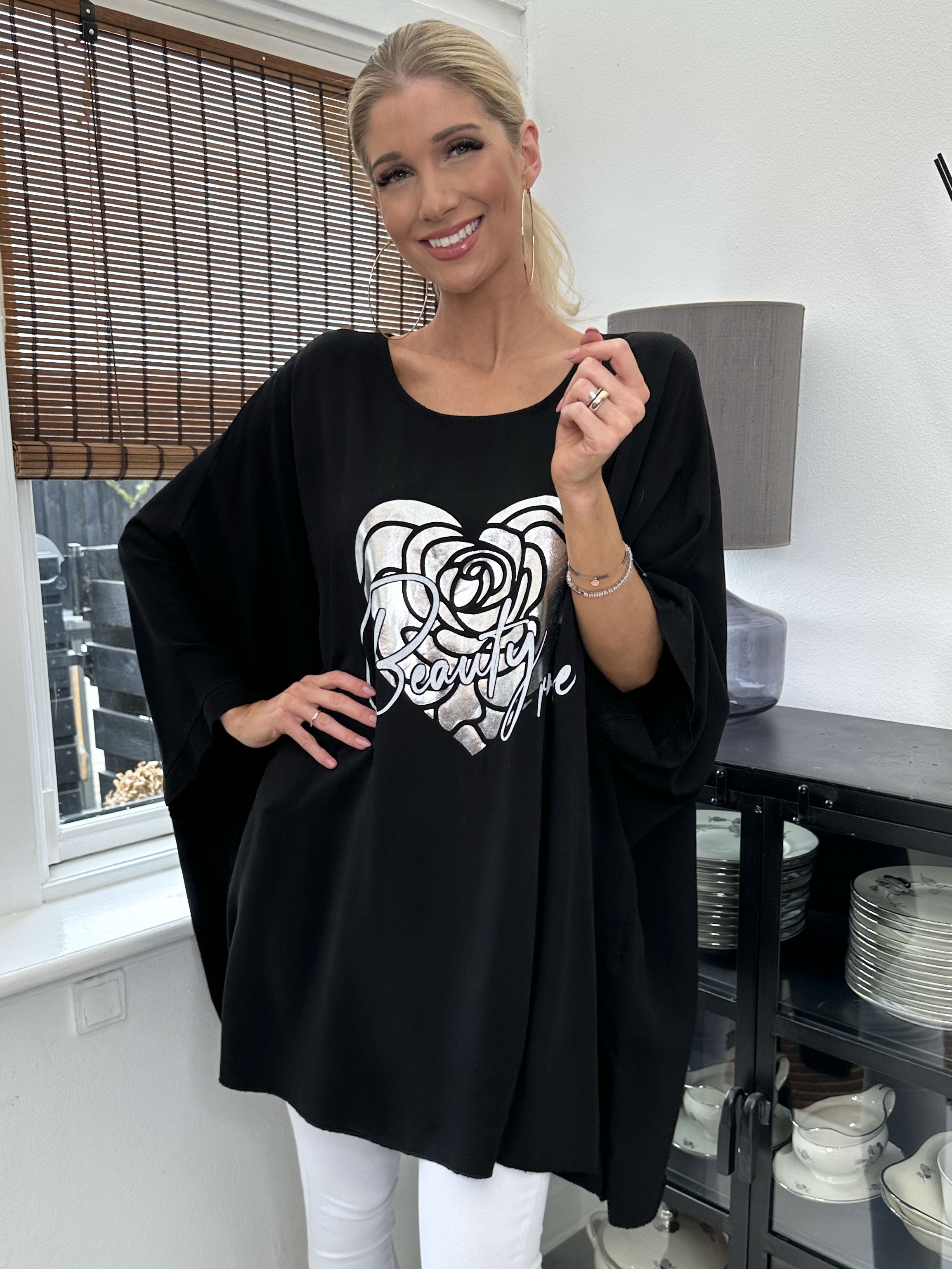 Flavia - T-shirt med sølv print og flagermusærmer