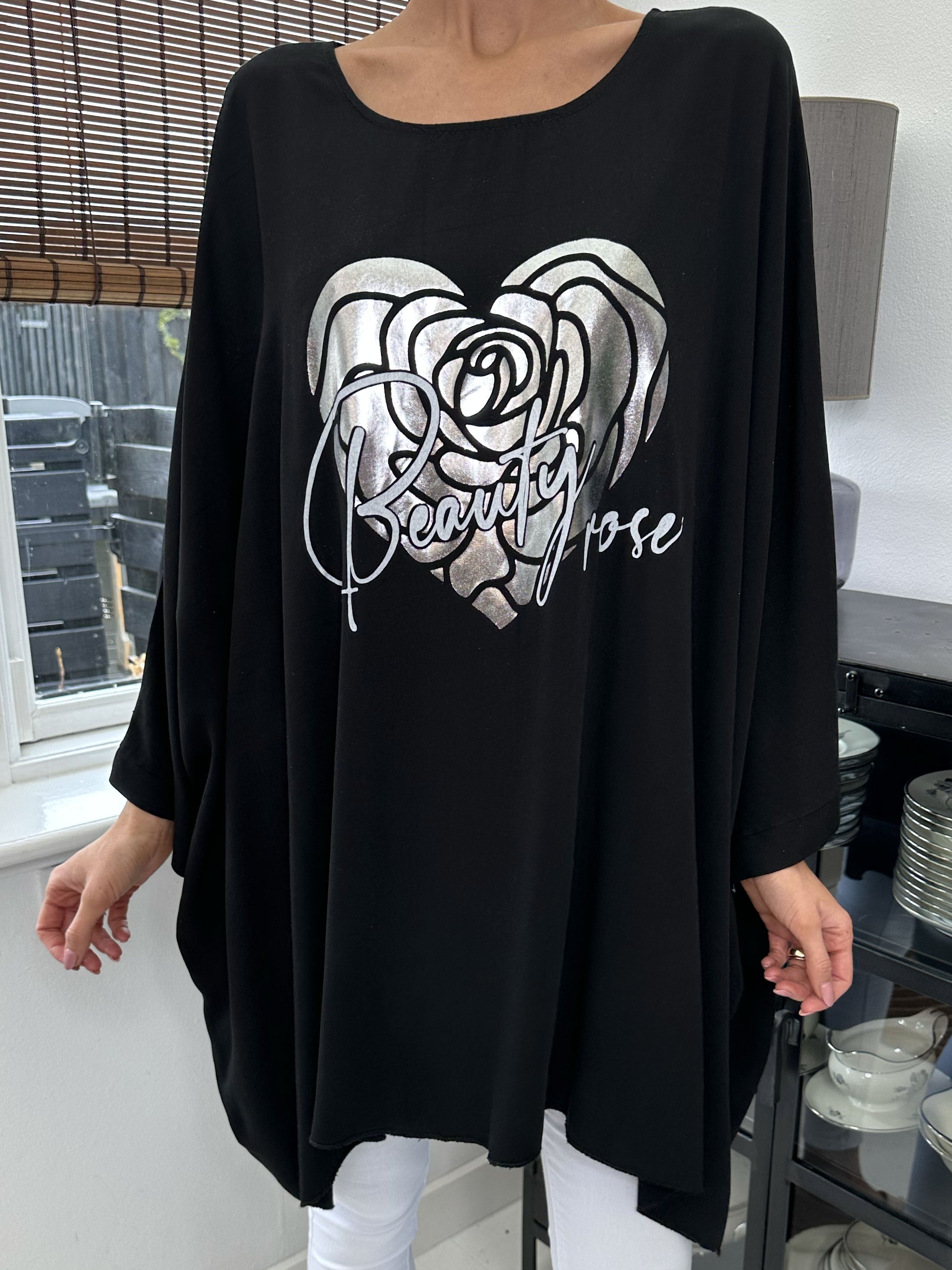 Flavia - T-shirt med sølv print og flagermusærmer