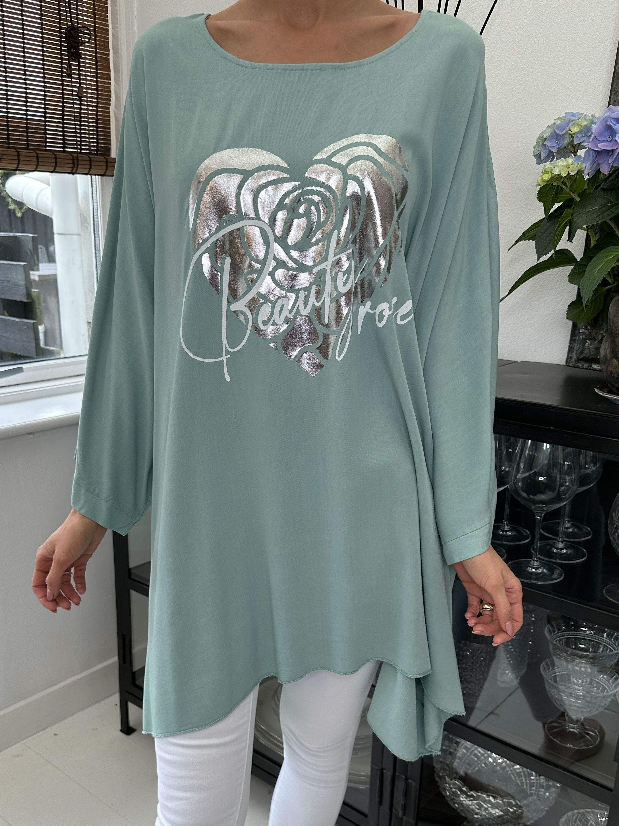 Flavia - T-shirt med sølv print og flagermusærmer