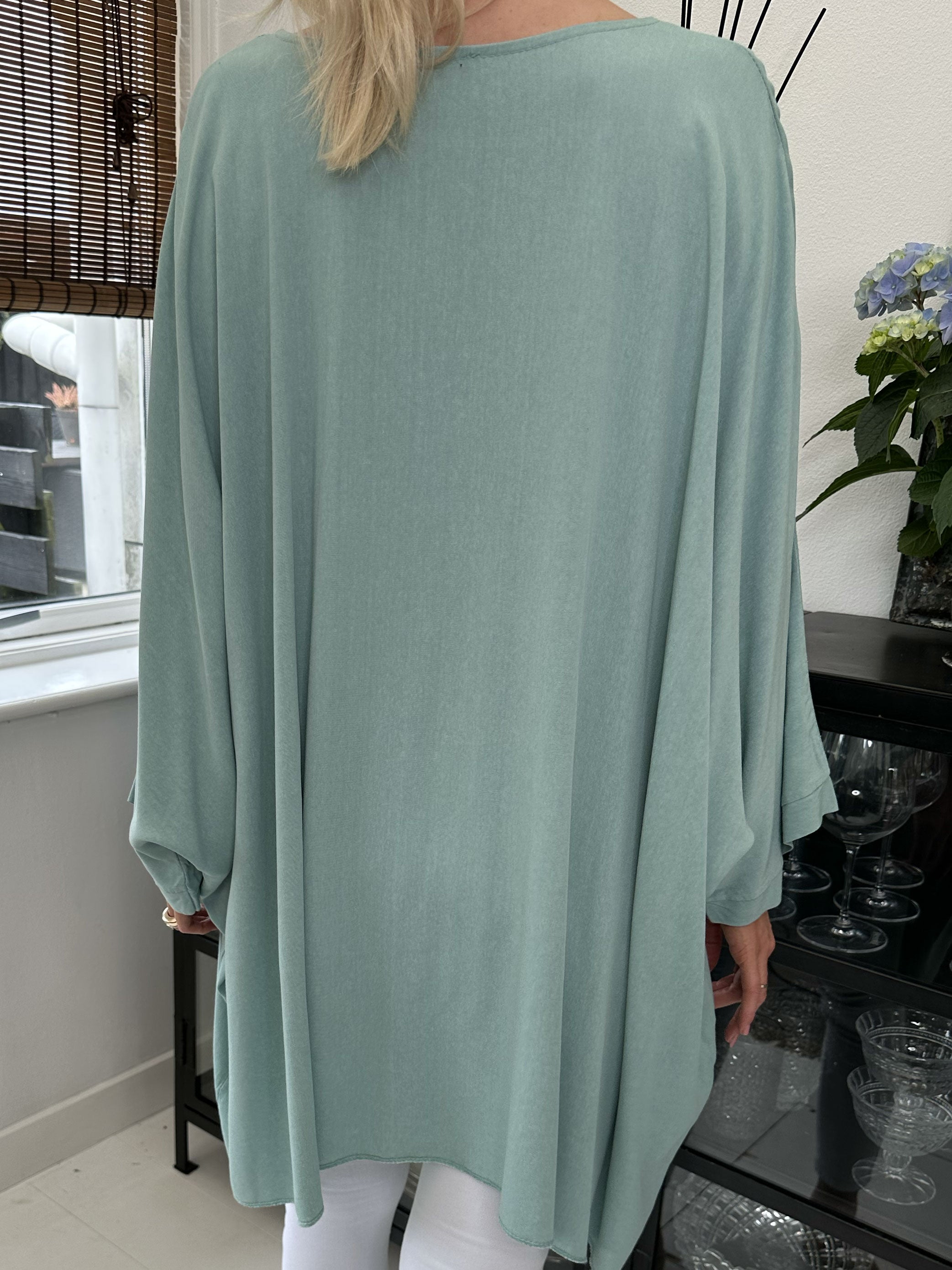 Flavia - T-shirt med sølv print og flagermusærmer