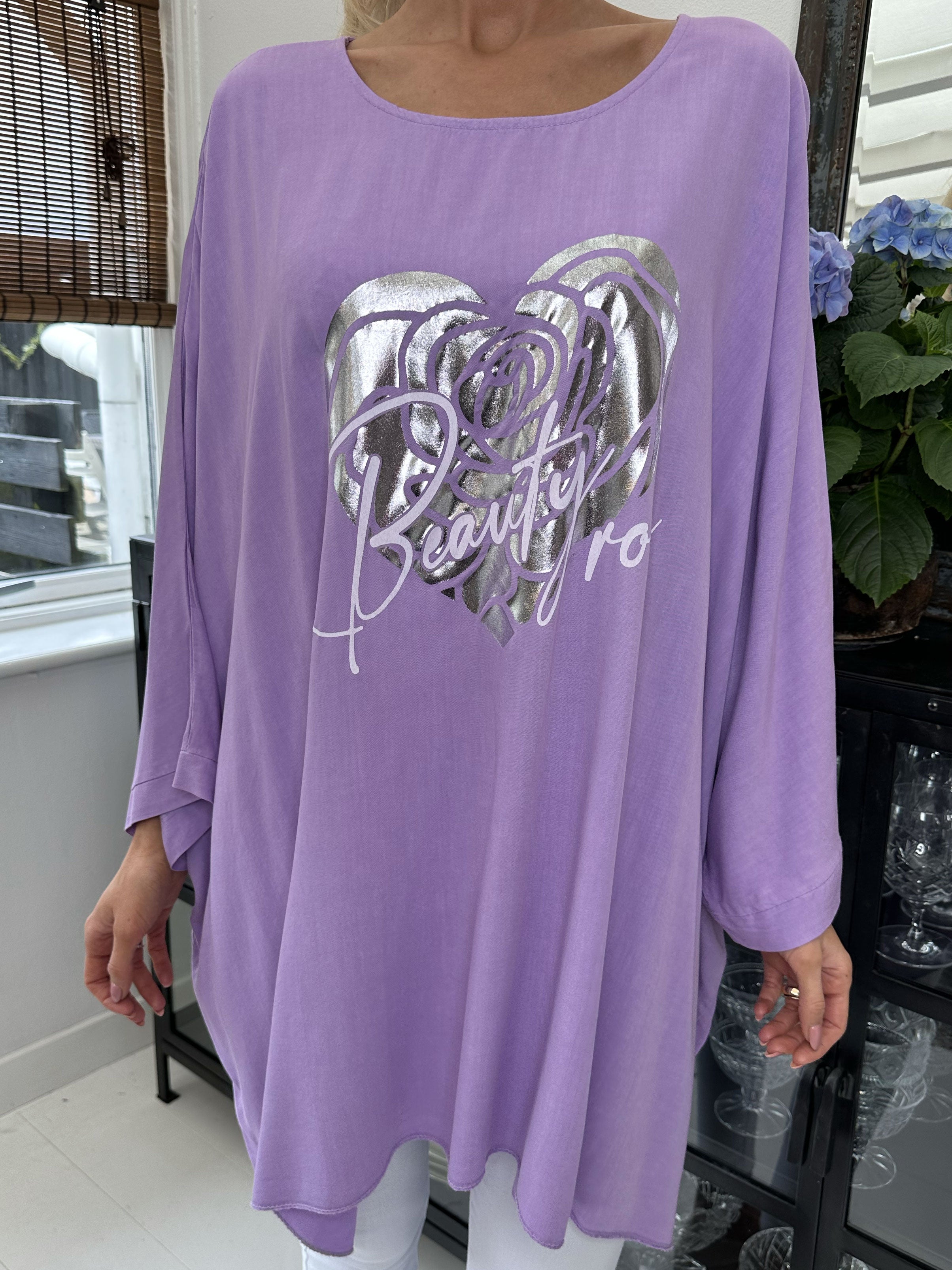 Flavia - T-shirt med sølv print og flagermusærmer