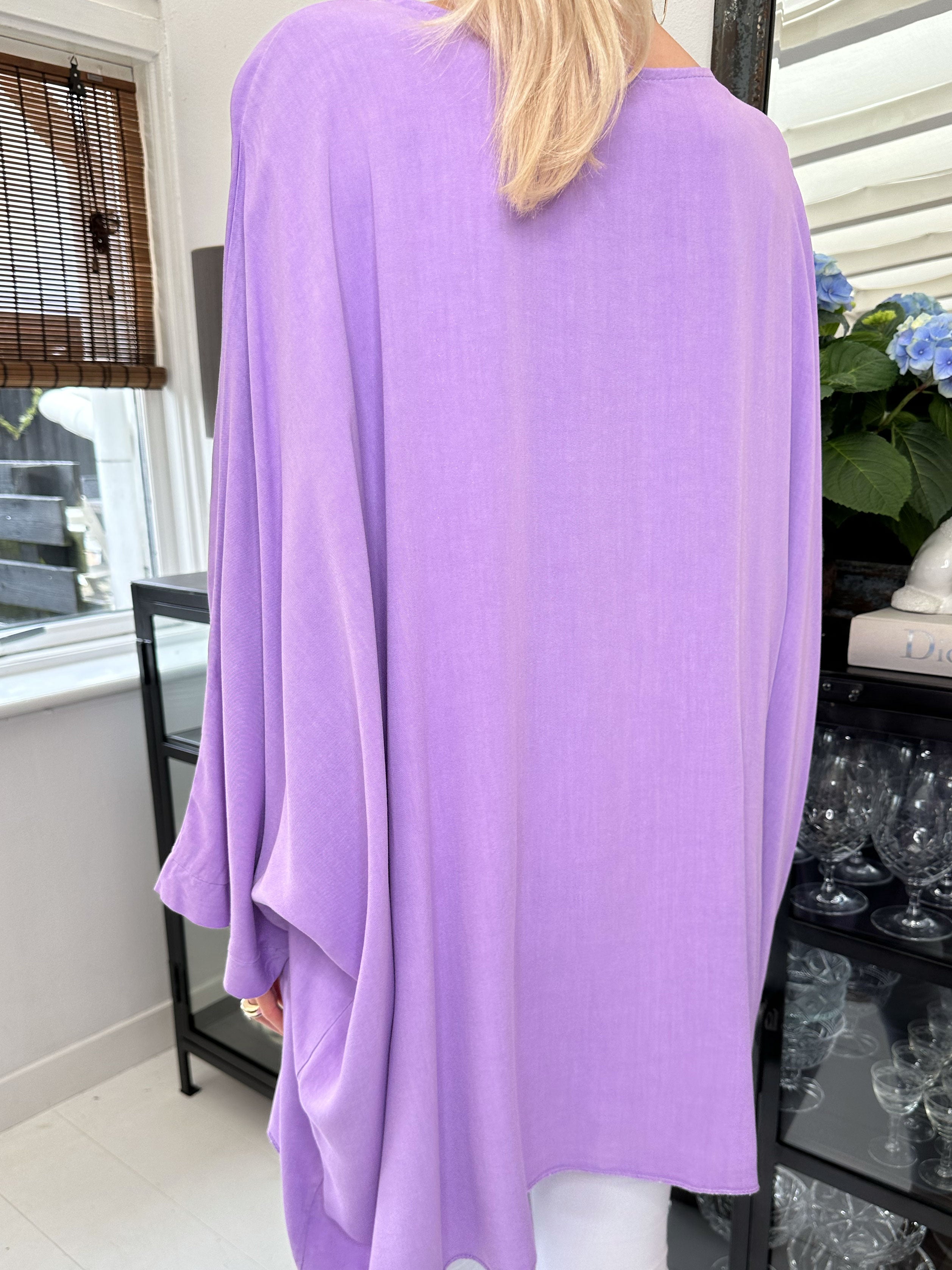 Flavia - T-shirt med sølv print og flagermusærmer