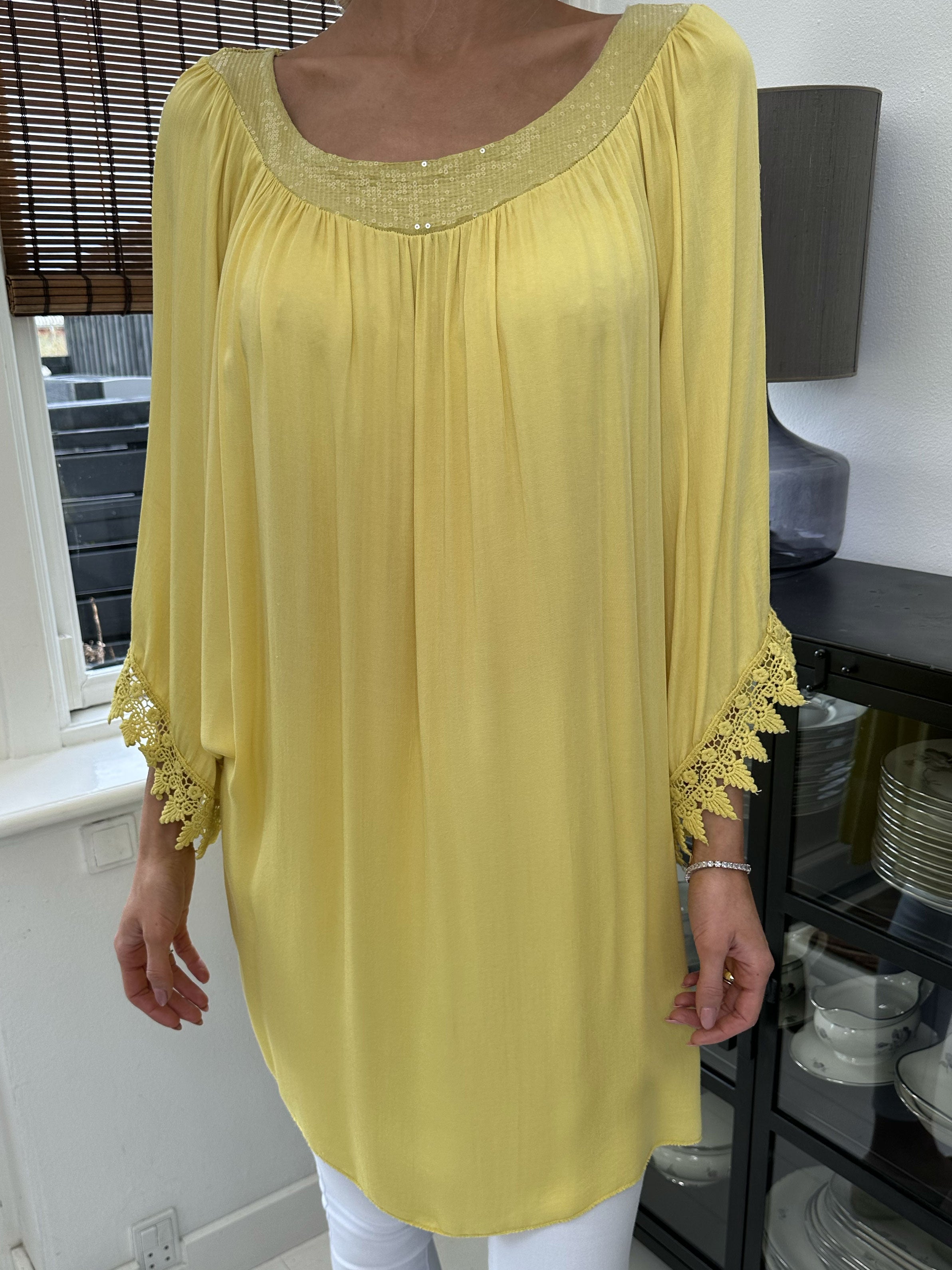 Dolores - Tunikakjole med pailletter og broderinger på ærmet