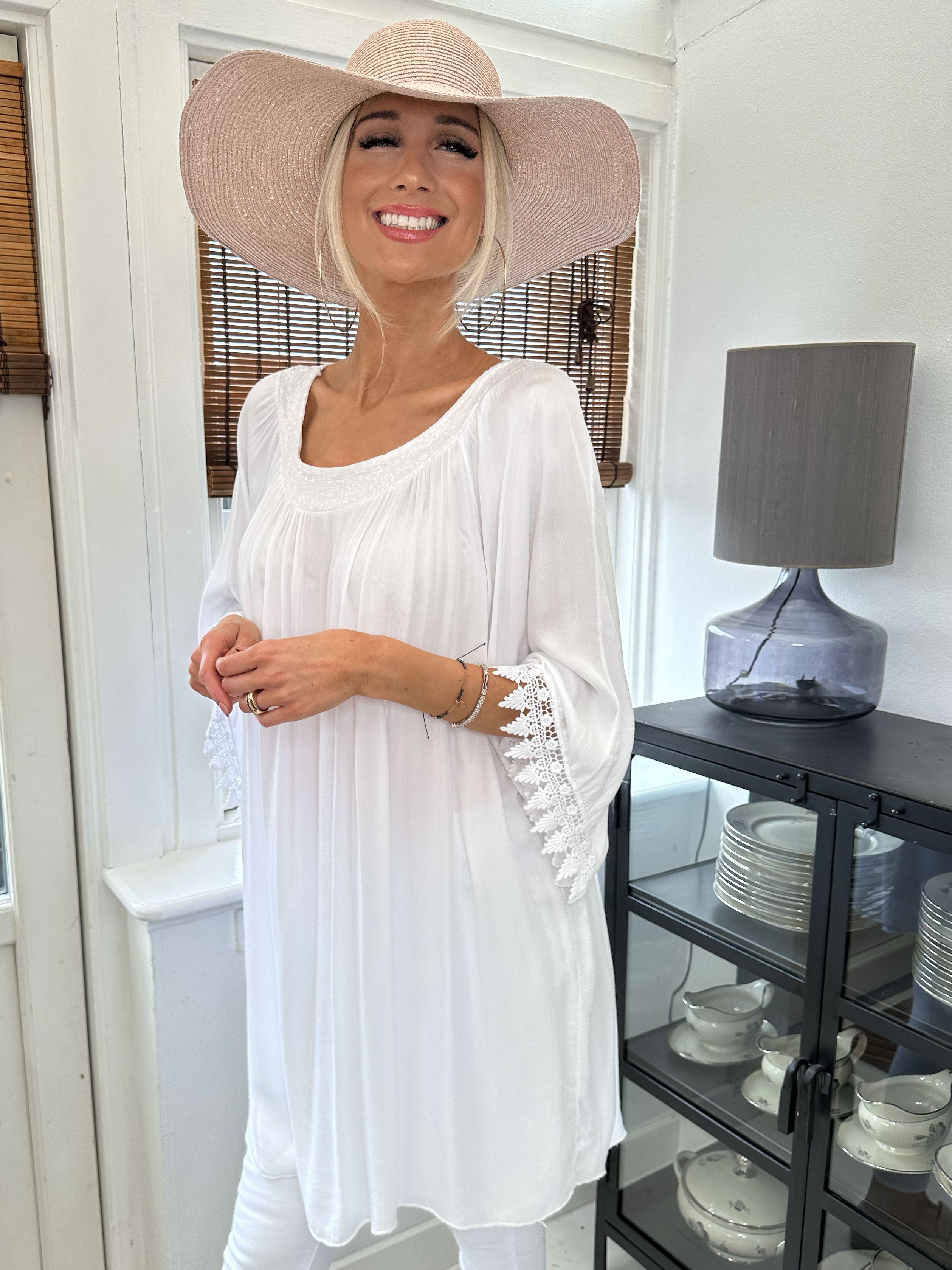 Dolores - Tunikakjole med pailletter og broderinger på ærmet