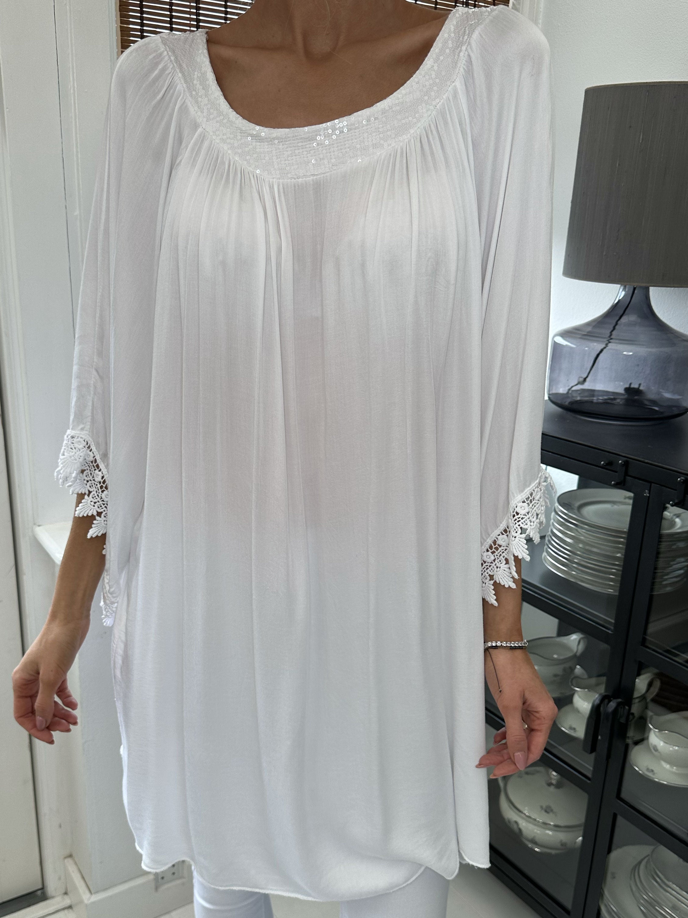 Dolores - Tunikakjole med pailletter og broderinger på ærmet