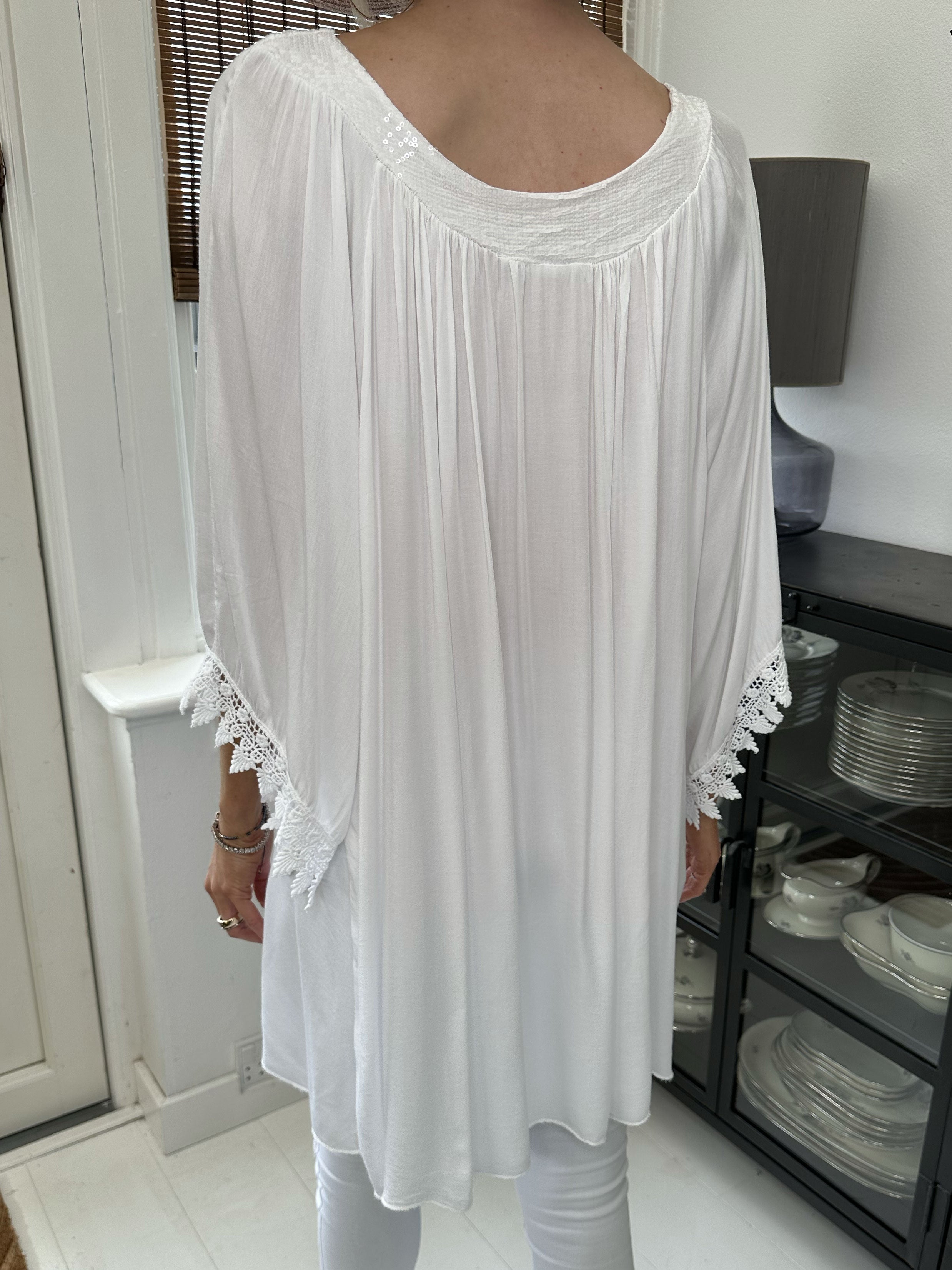 Dolores - Tunikakjole med pailletter og broderinger på ærmet