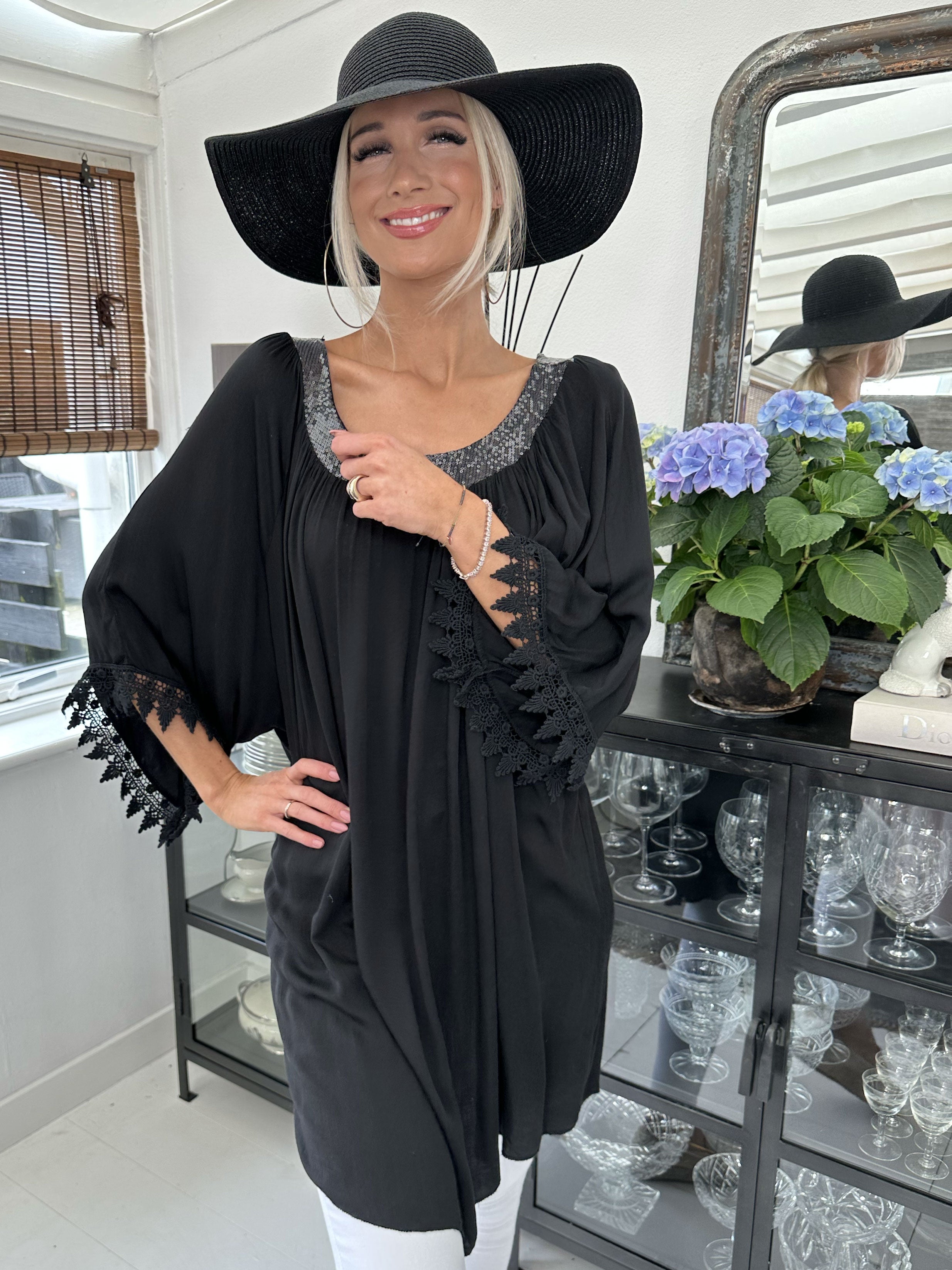 Dolores - Tunikakjole med pailletter og broderinger på ærmet