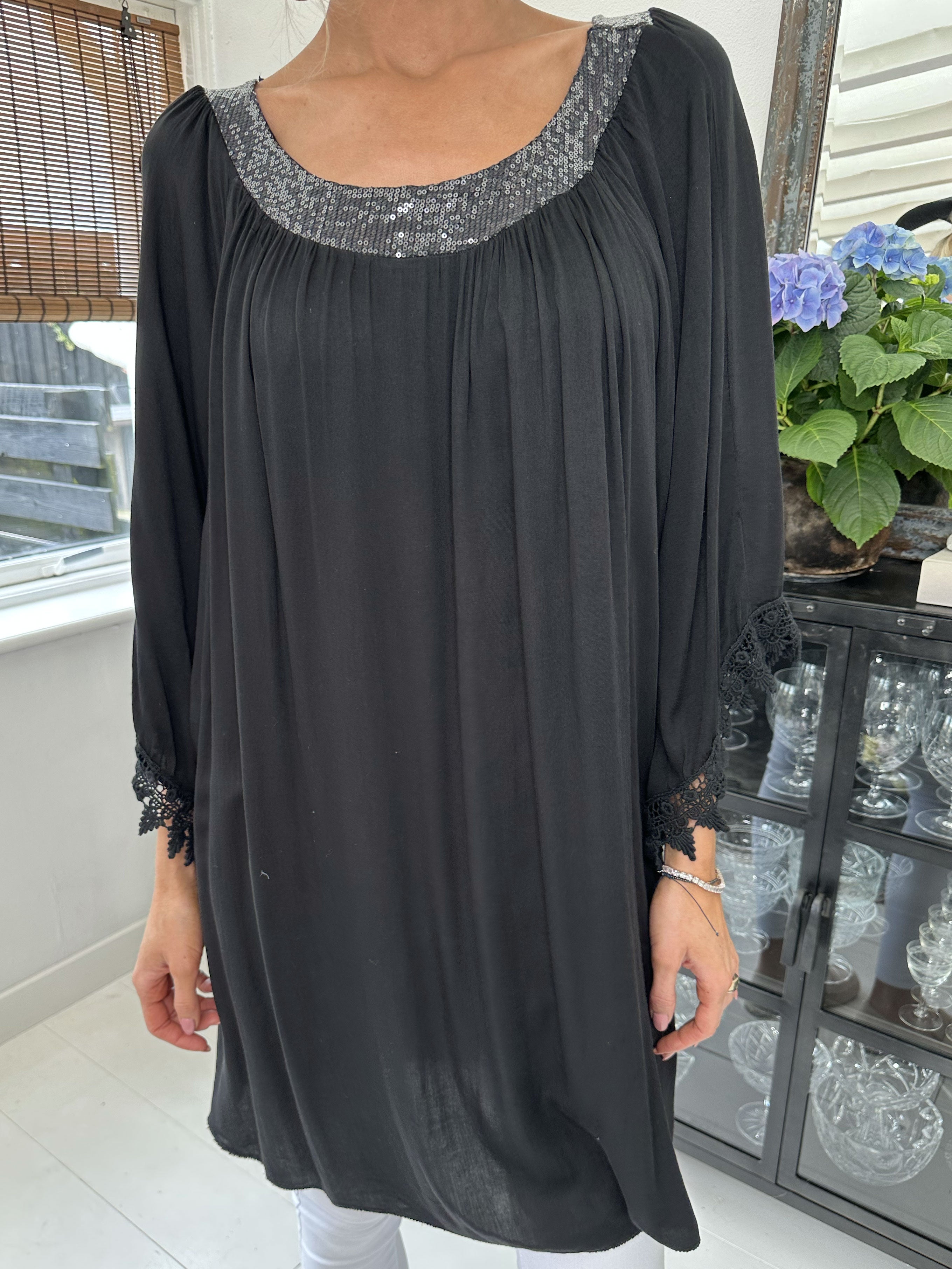 Dolores - Tunikakjole med pailletter og broderinger på ærmet