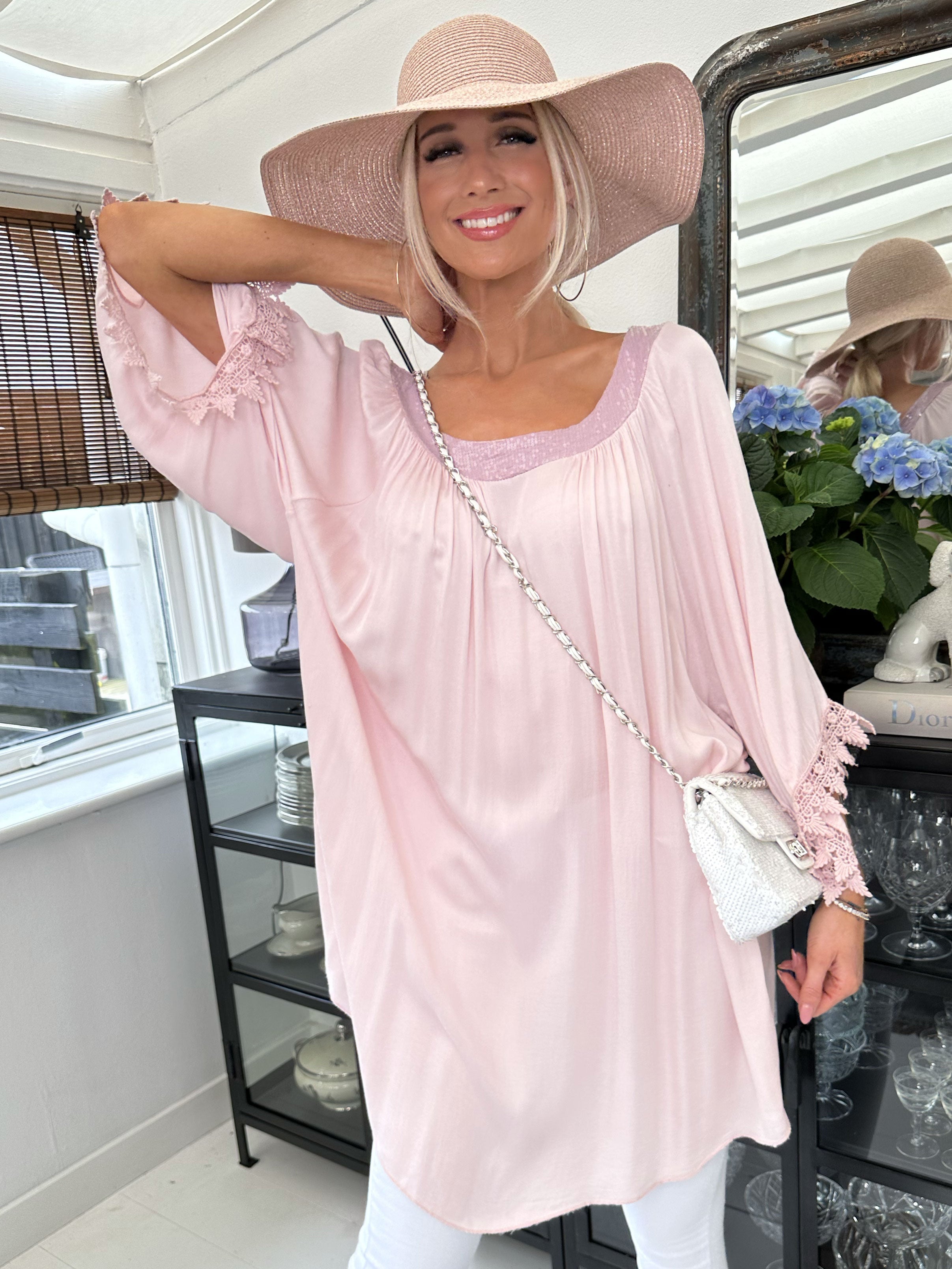 Dolores - Tunikakjole med pailletter og broderinger på ærmet