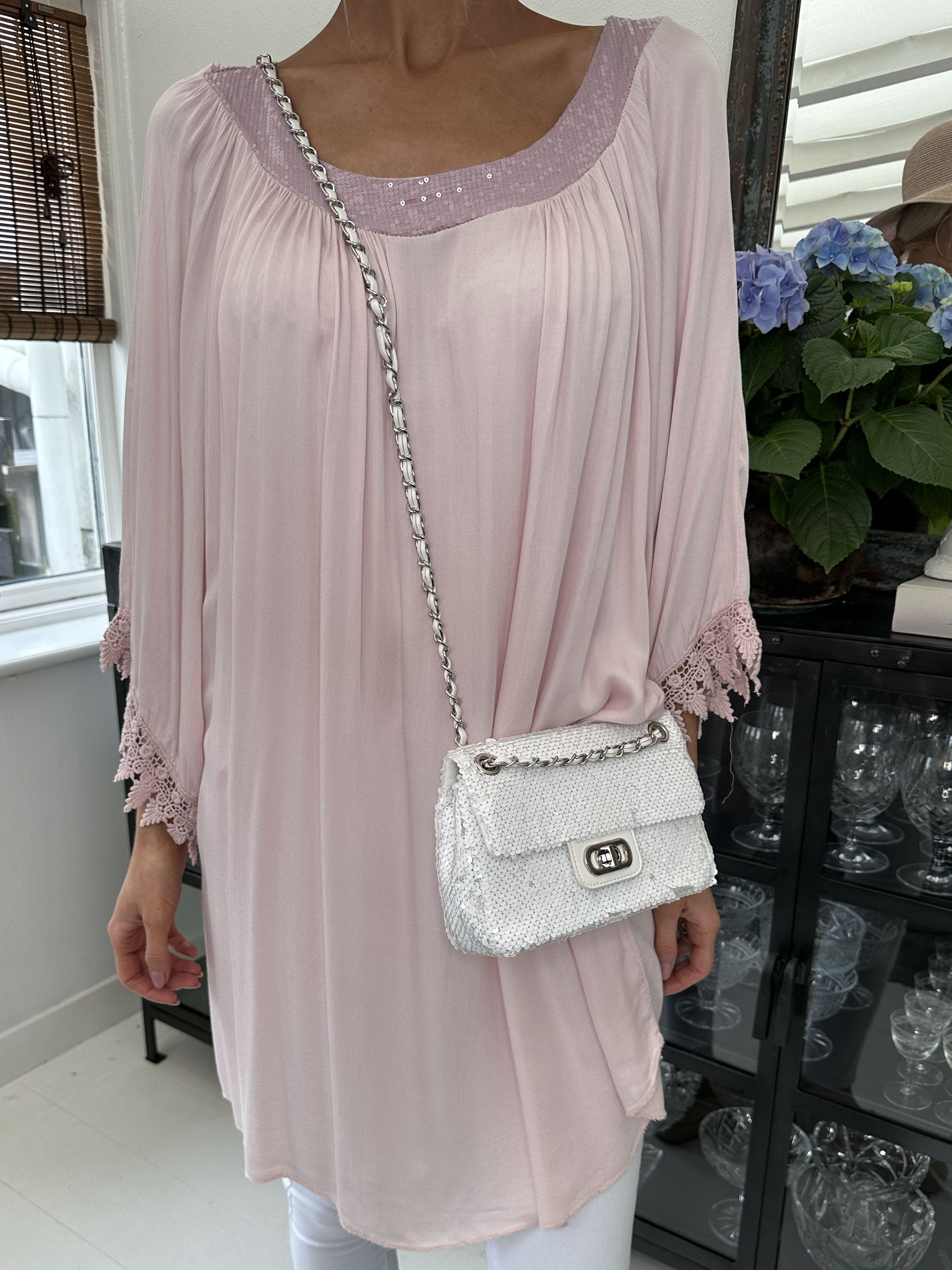 Dolores - Tunikakjole med pailletter og broderinger på ærmet