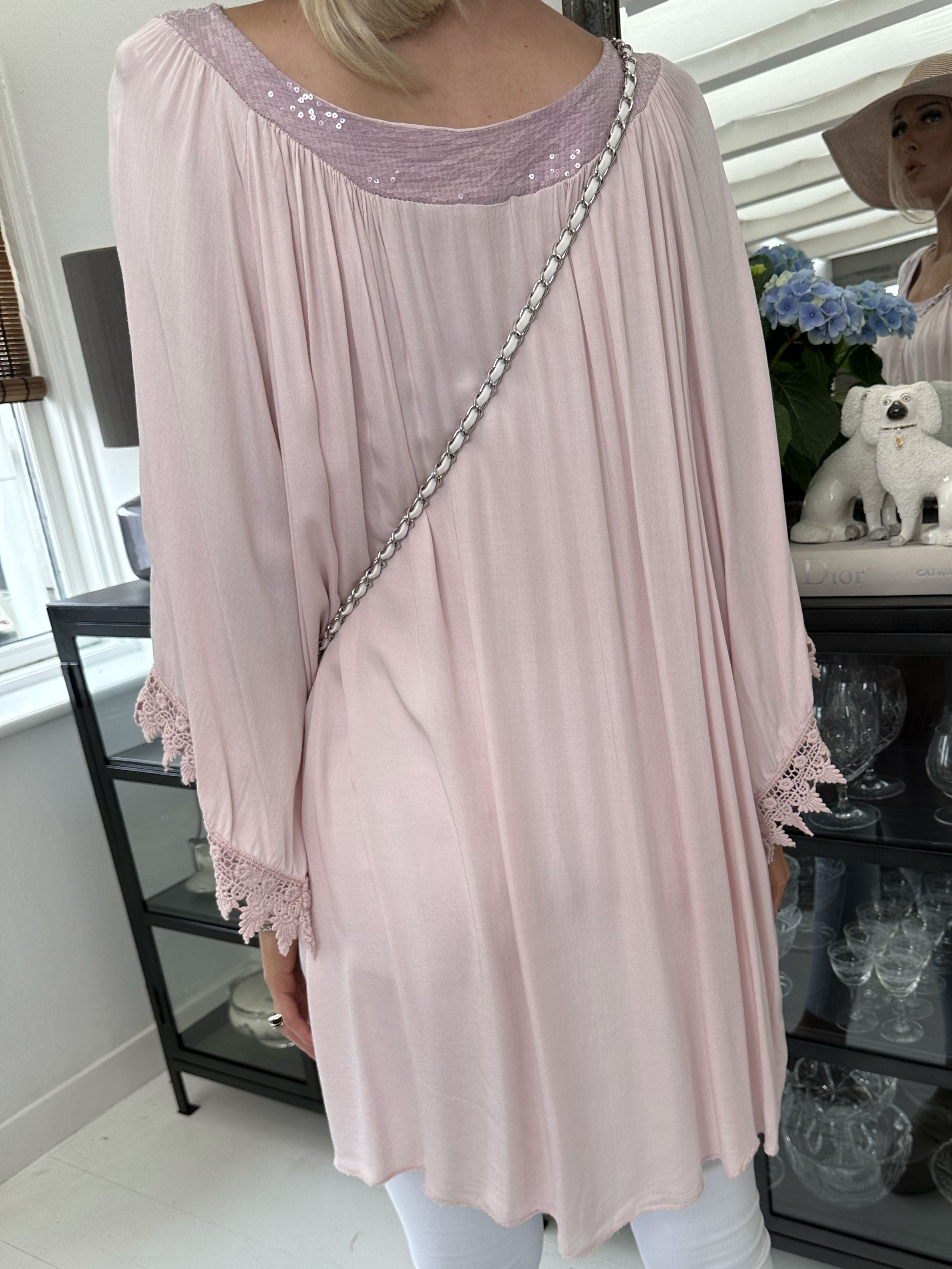 Dolores - Tunikakjole med pailletter og broderinger på ærmet