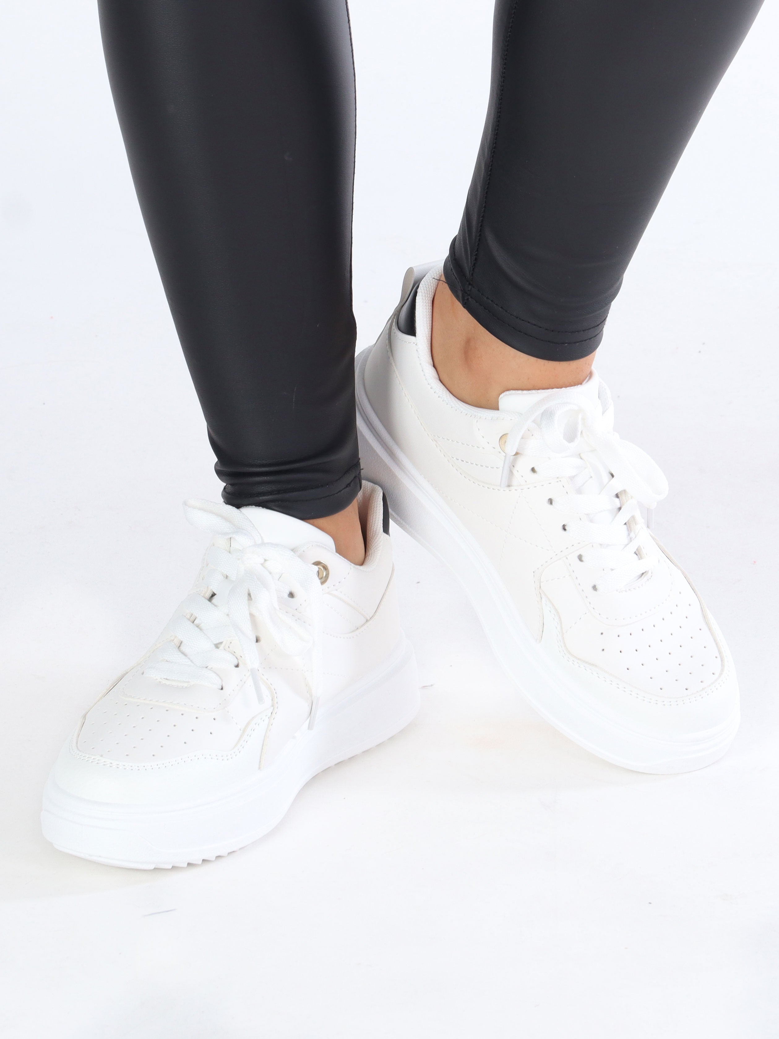 Abena - Hvide sneakers med tyk sål og detalje på hæl