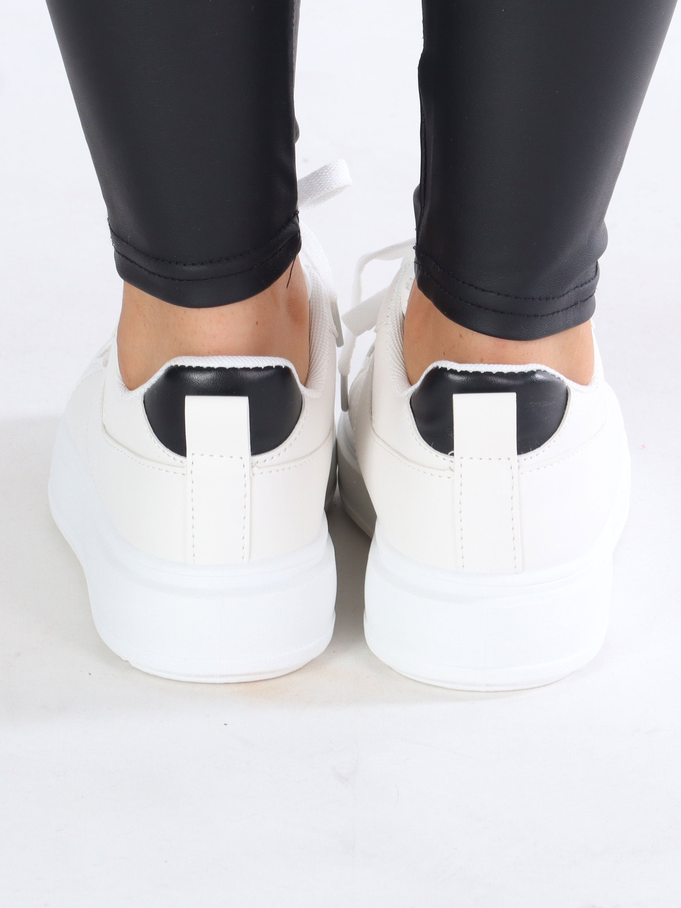 Abena - Hvide sneakers med tyk sål og detalje på hæl