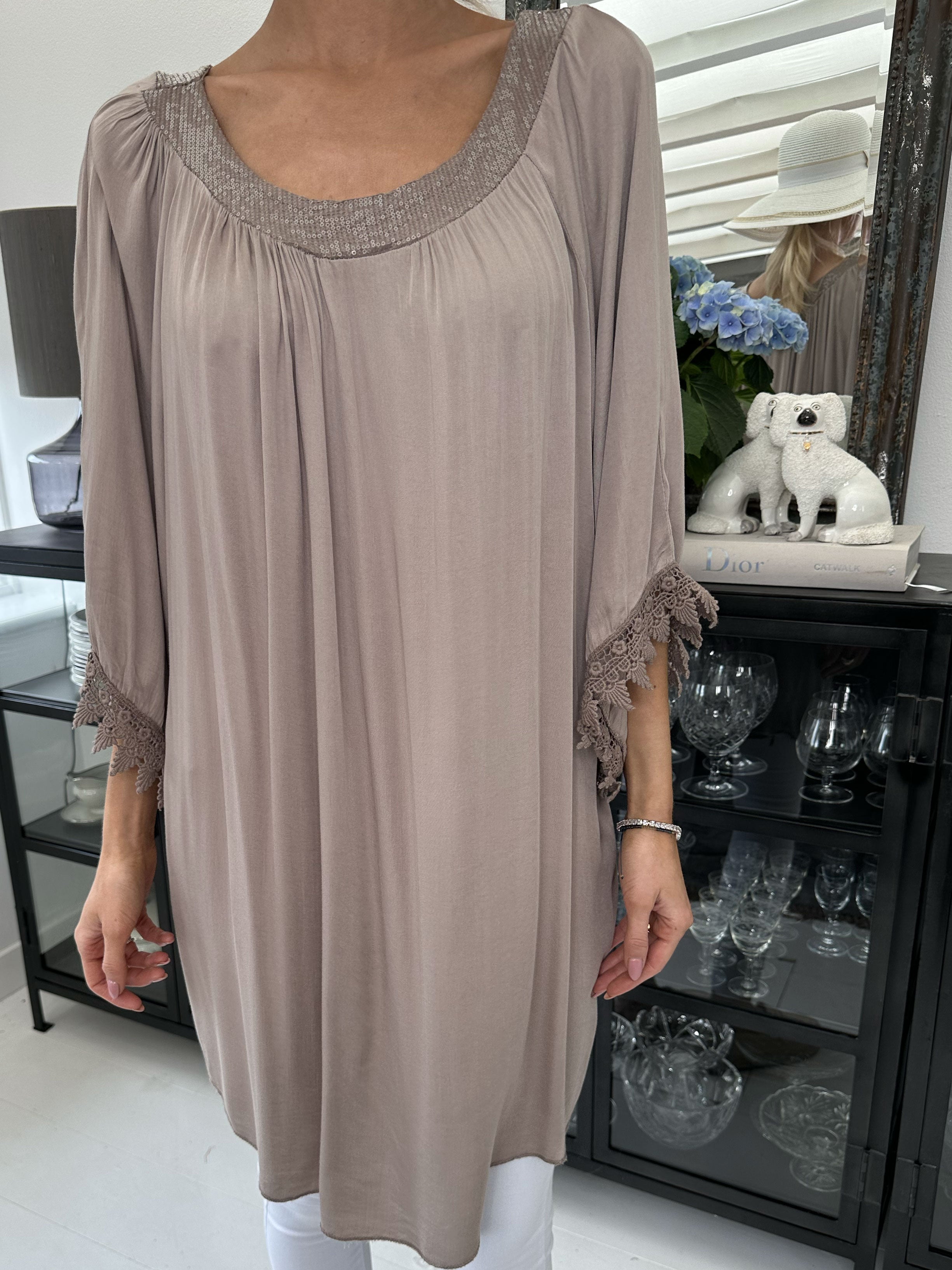 Dolores - Tunikakjole med pailletter og broderinger på ærmet