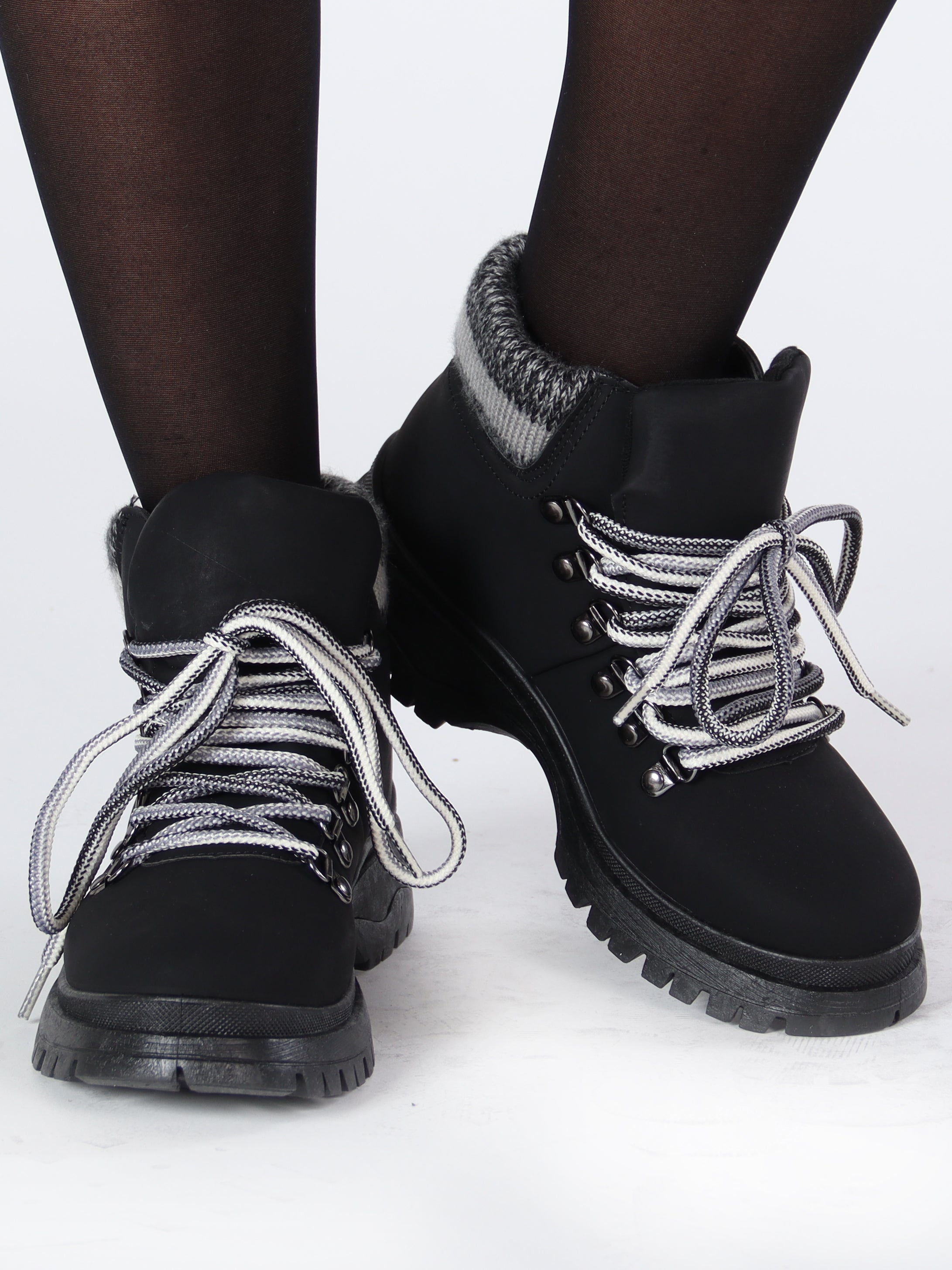 Amber - Sorte ankelstøvler med detalje af strik