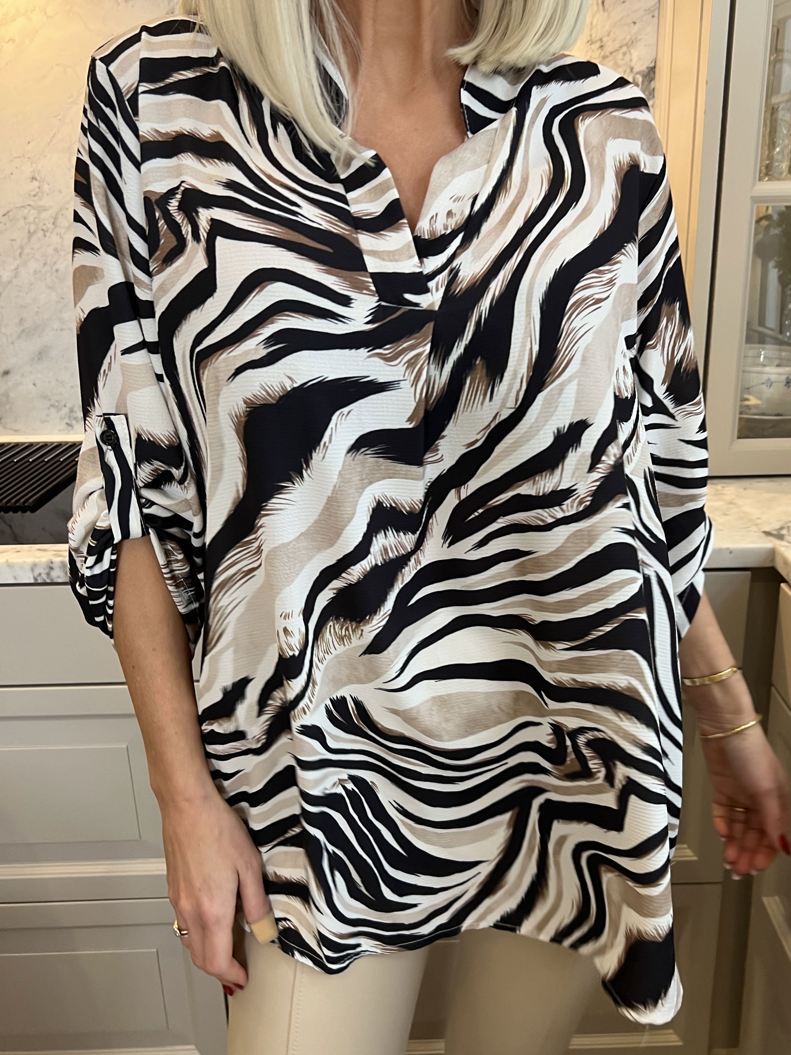 Vanesa Animal - Let og luftig tunika i dyreprint