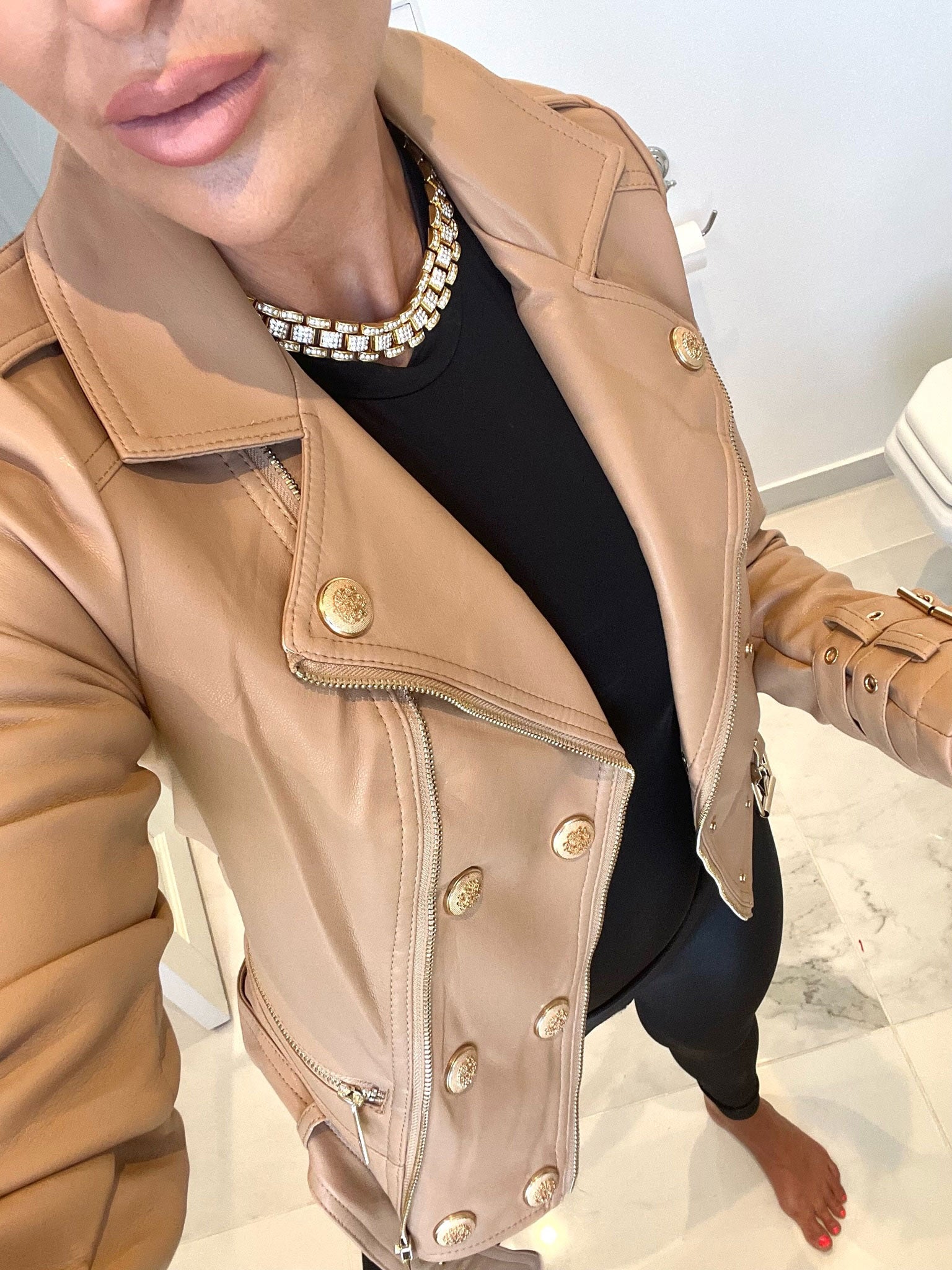 Mirel - Fed læderlook jakke med knapper og lynlås