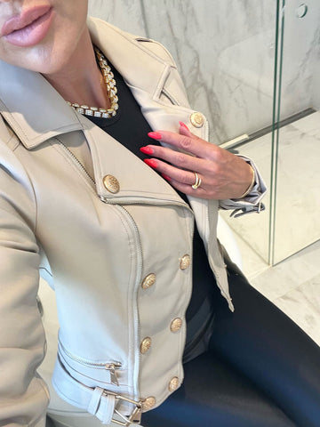 Mirel - Fed læderlook jakke med knapper og lynlås