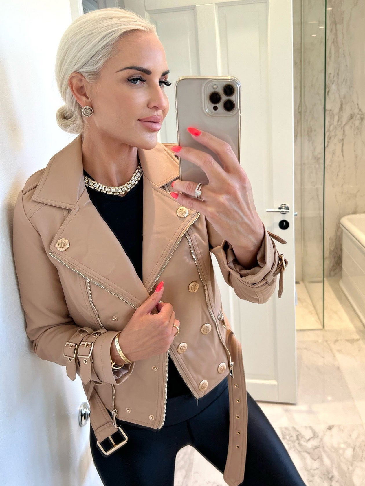 Mirel - Fed læderlook jakke med knapper og lynlås