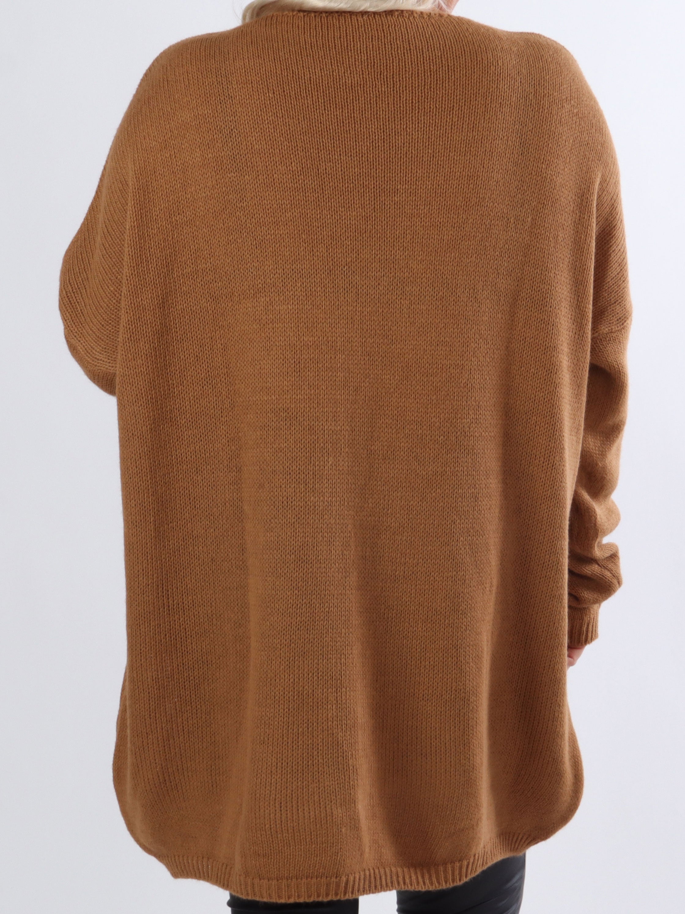 Ninna - Plus size strik med tekst stående foran